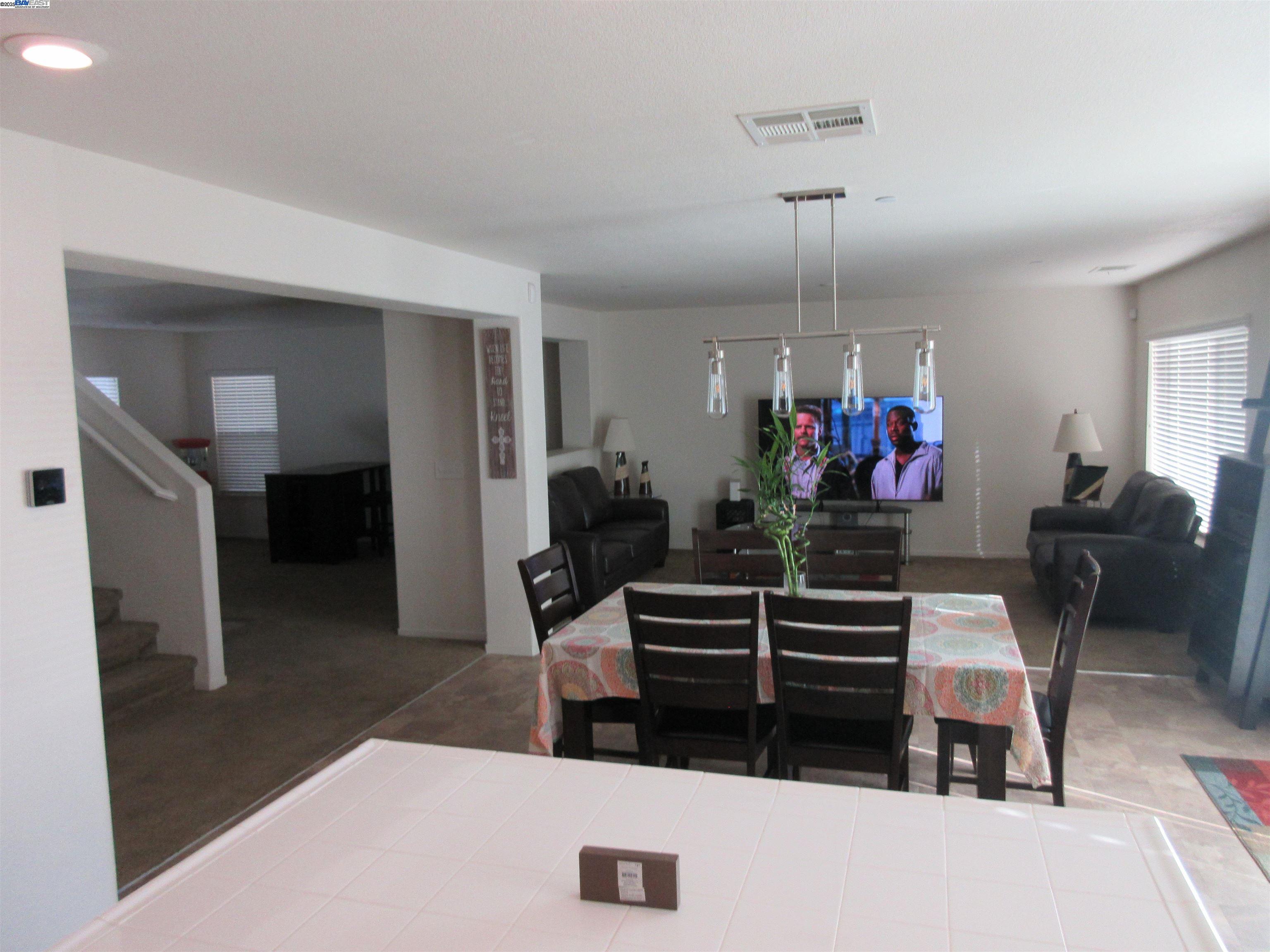 Detail Gallery Image 4 of 20 For 3870 Trieste Cir, Stockton,  CA 95205 - 4 Beds | 2/1 Baths