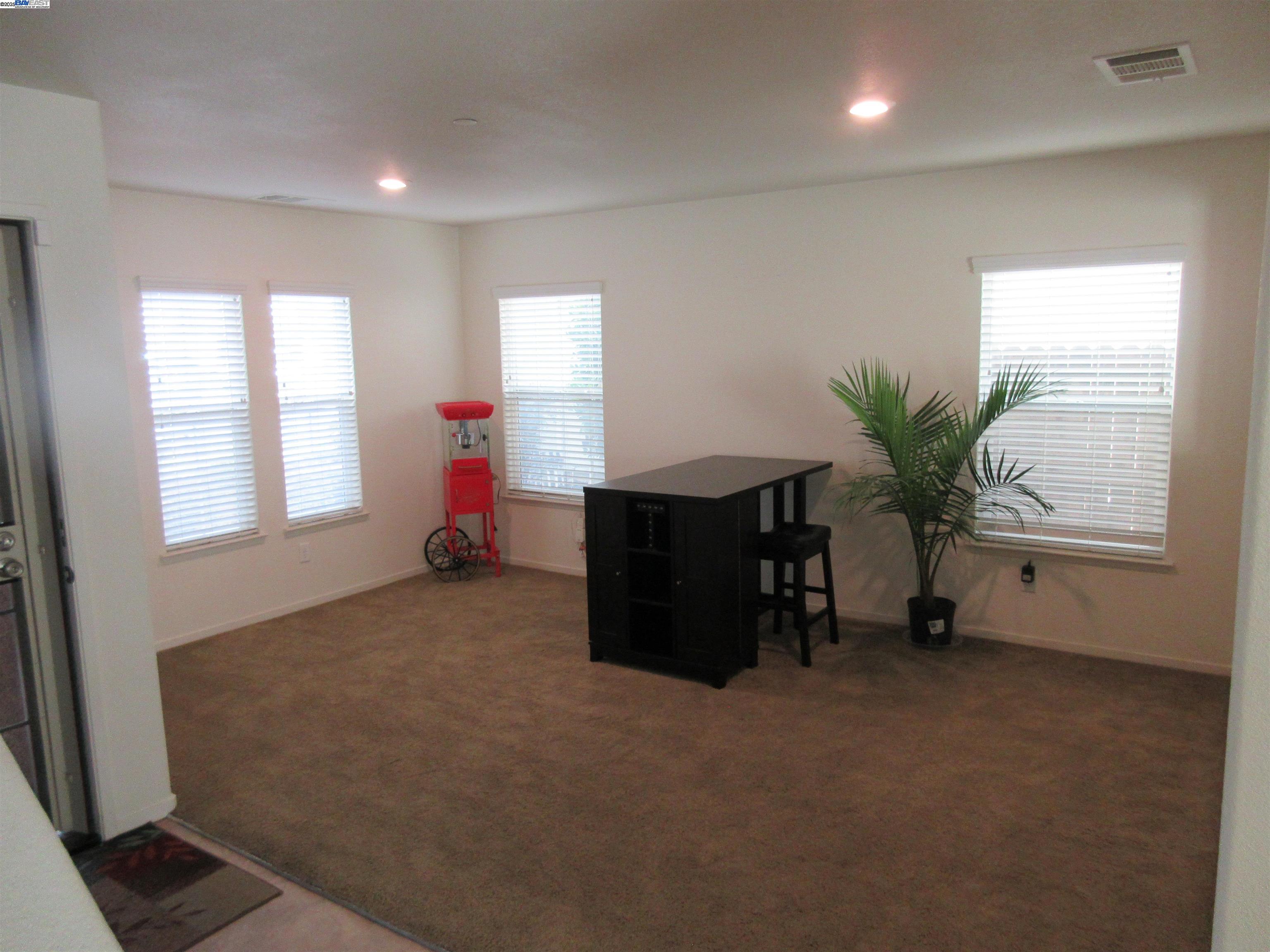 Detail Gallery Image 5 of 20 For 3870 Trieste Cir, Stockton,  CA 95205 - 4 Beds | 2/1 Baths