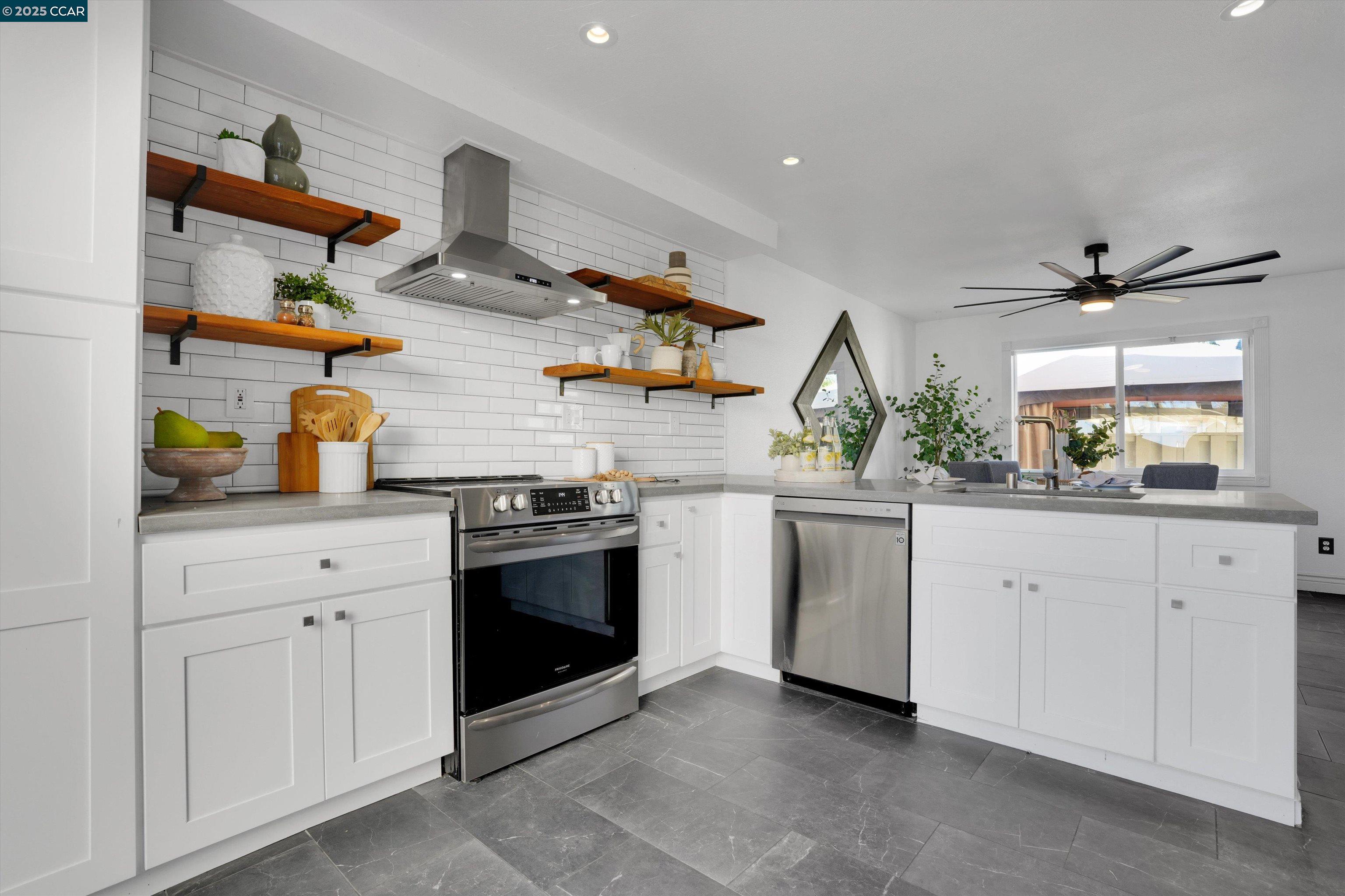 Detail Gallery Image 1 of 1 For 1249 Marina Cir, Discovery Bay,  CA 94505 - 3 Beds | 2/1 Baths