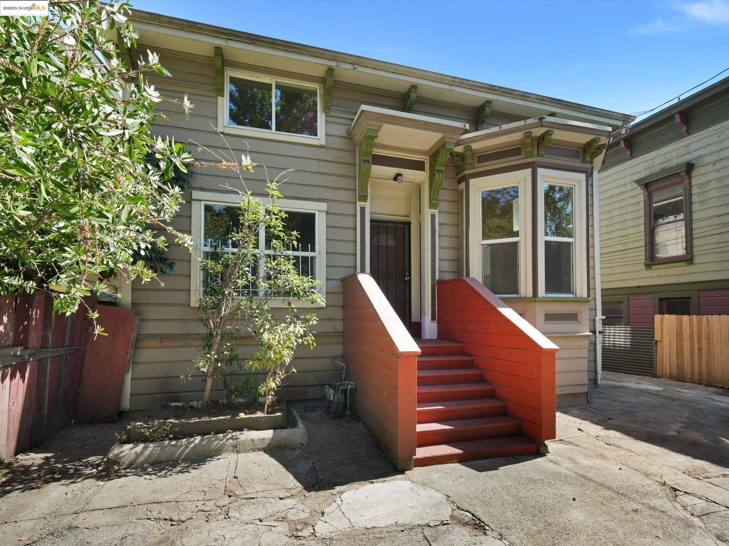 Detail Gallery Image 1 of 1 For 1102 Chester St, Oakland,  CA 94607 - 6 Beds | 3 Baths