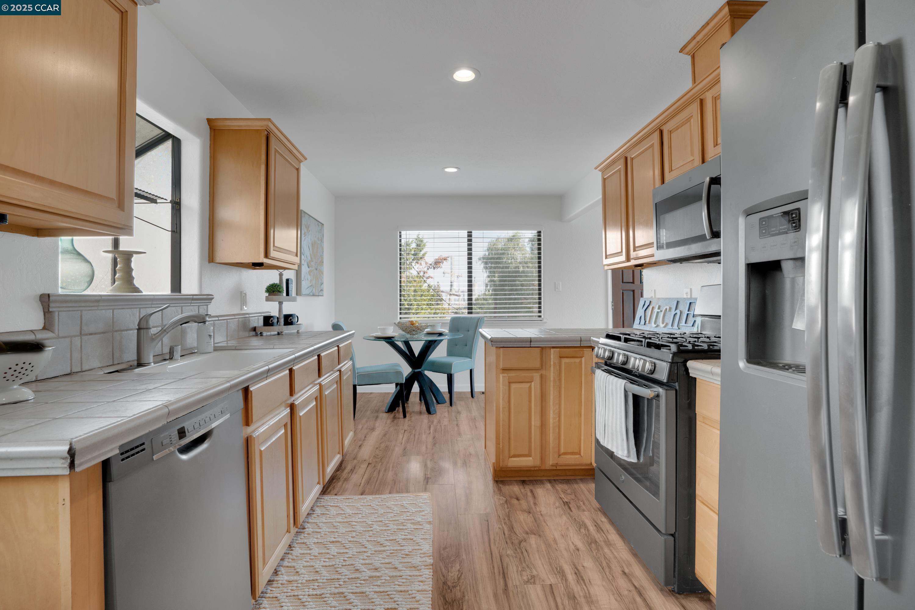 Detail Gallery Image 1 of 1 For 2484 Birch St, Martinez,  CA 94553 - 3 Beds | 2 Baths