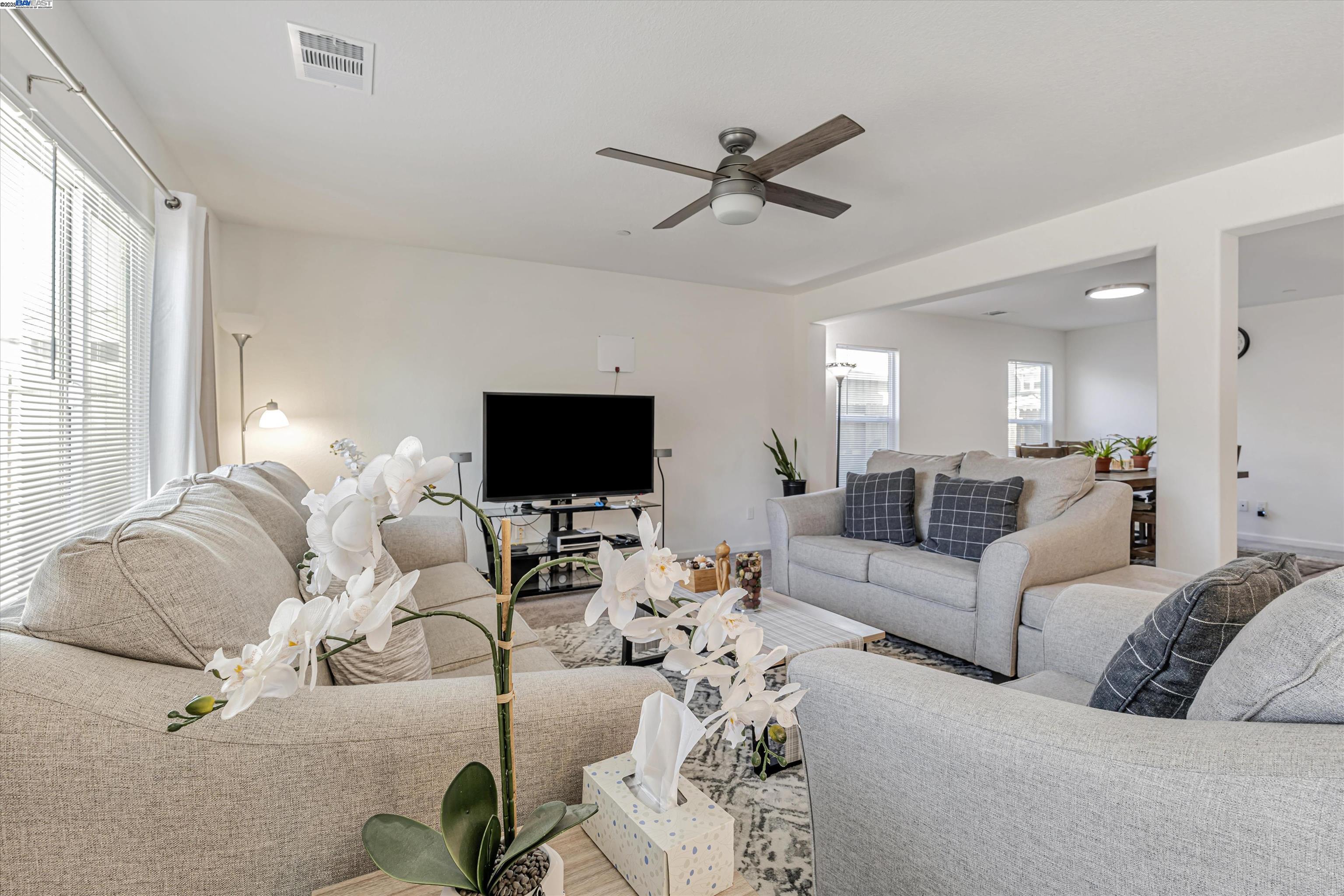 Detail Gallery Image 3 of 45 For 1769 Townsend Ave, Manteca,  CA 95337 - 5 Beds | 3 Baths
