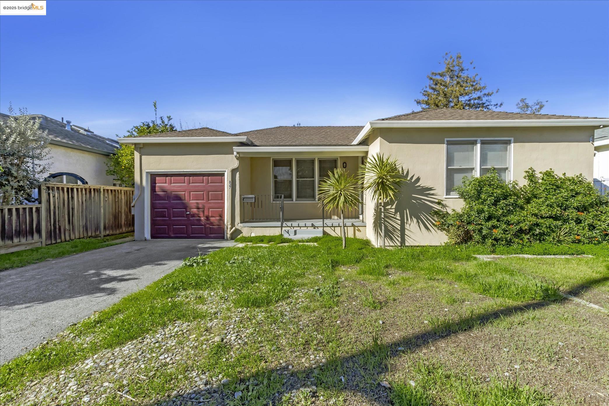 Detail Gallery Image 1 of 33 For 827 Chestnut St, Redwood City,  CA 94063 - 2 Beds | 1 Baths