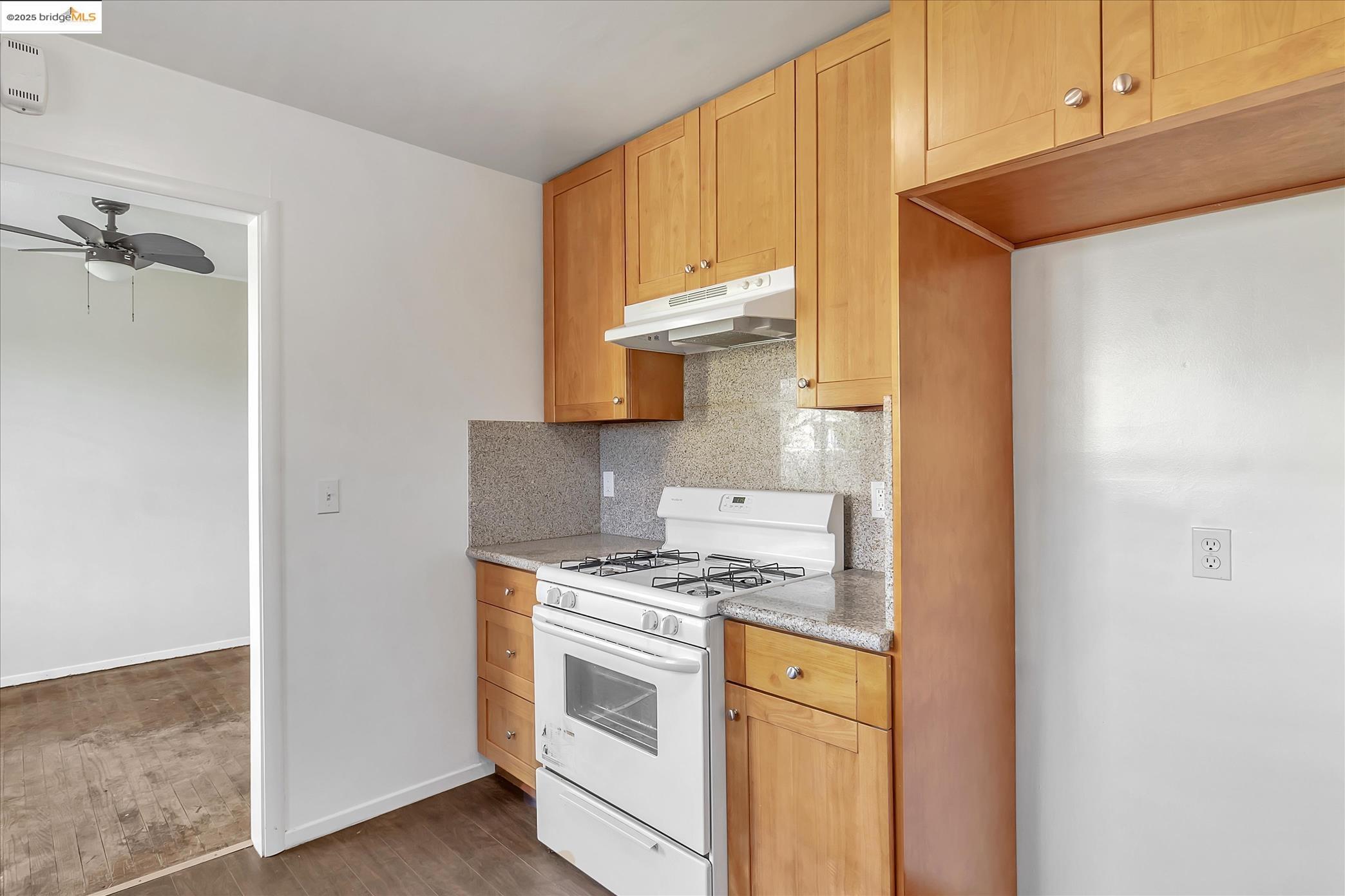 Detail Gallery Image 12 of 33 For 827 Chestnut St, Redwood City,  CA 94063 - 2 Beds | 1 Baths