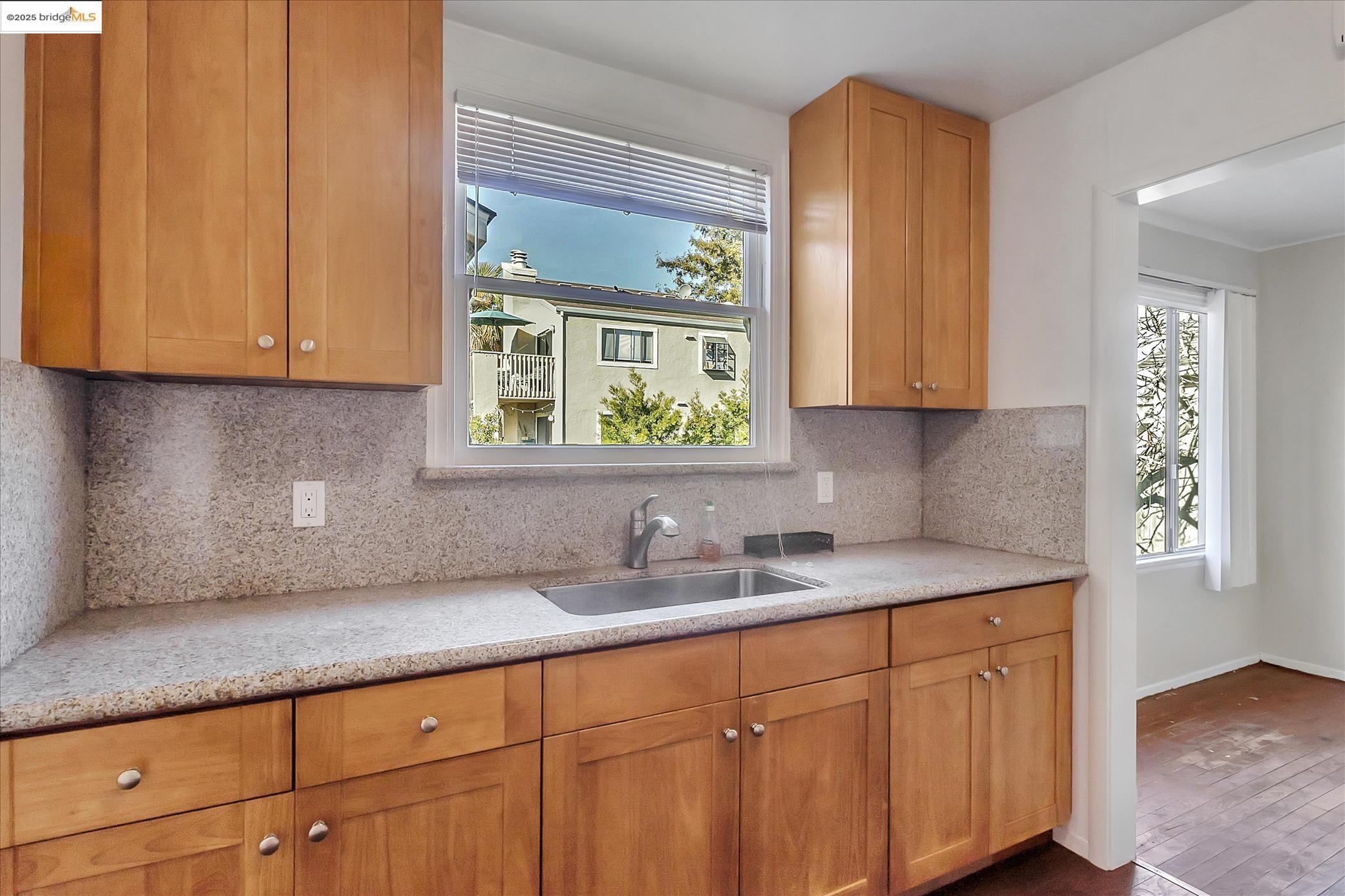 Detail Gallery Image 13 of 33 For 827 Chestnut St, Redwood City,  CA 94063 - 2 Beds | 1 Baths