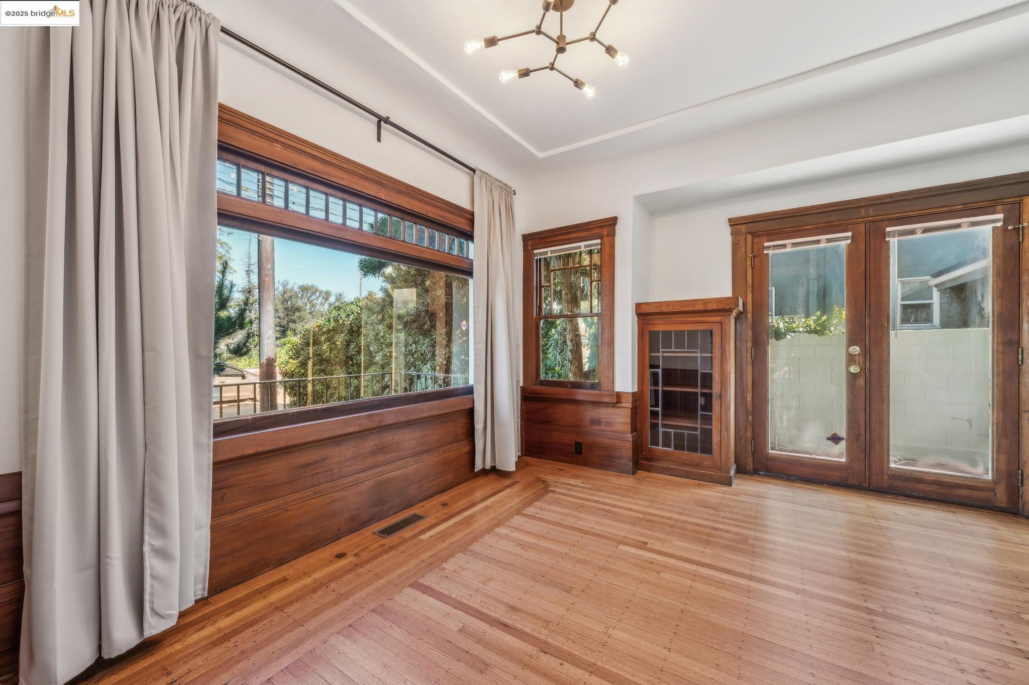 Detail Gallery Image 16 of 41 For 1001 Macarthur Blvd, Oakland,  CA 94610 - – Beds | – Baths