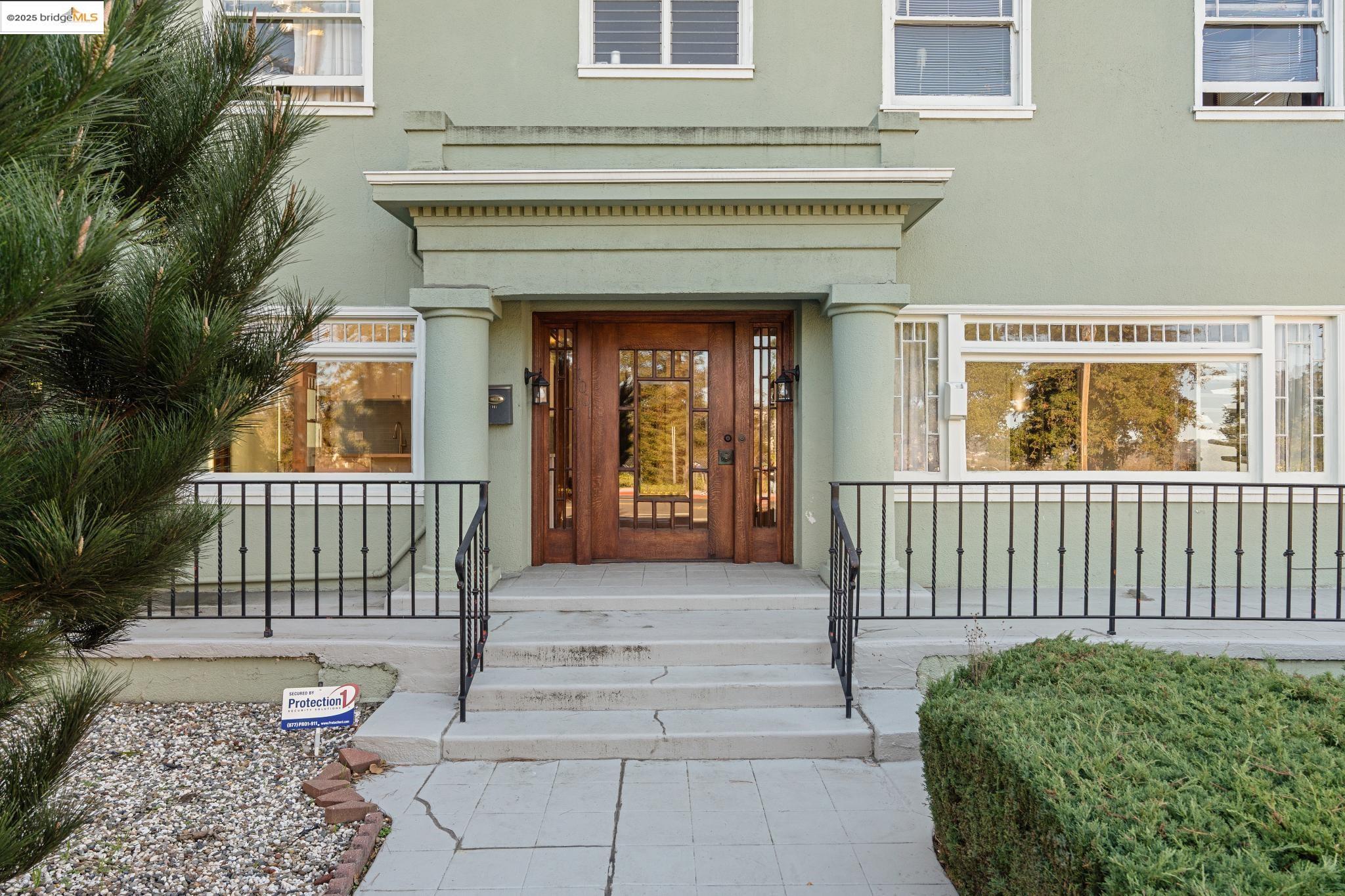 Detail Gallery Image 4 of 41 For 1001 Macarthur Blvd, Oakland,  CA 94610 - – Beds | – Baths