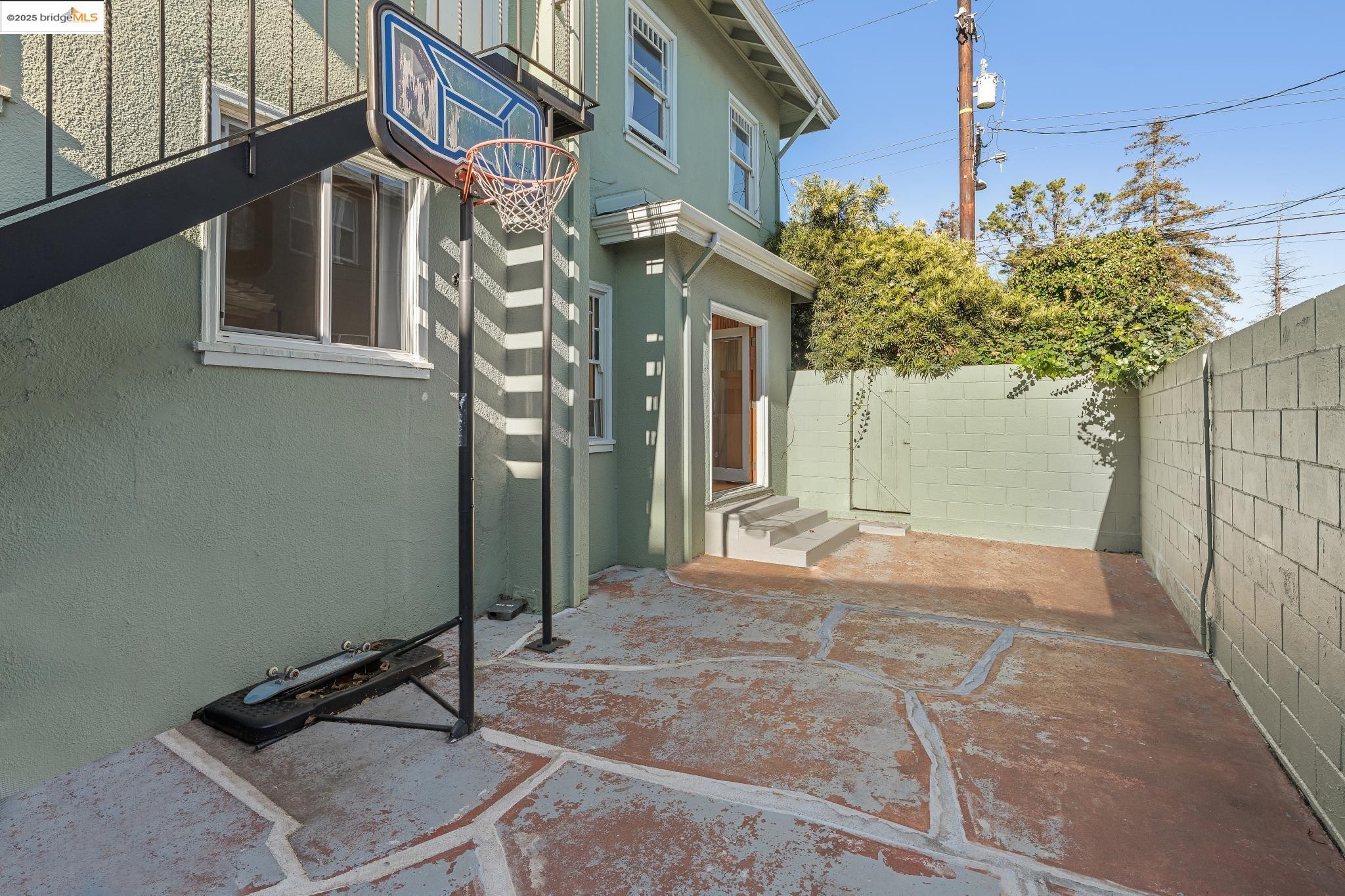 Detail Gallery Image 36 of 41 For 1001 Macarthur Blvd, Oakland,  CA 94610 - – Beds | – Baths