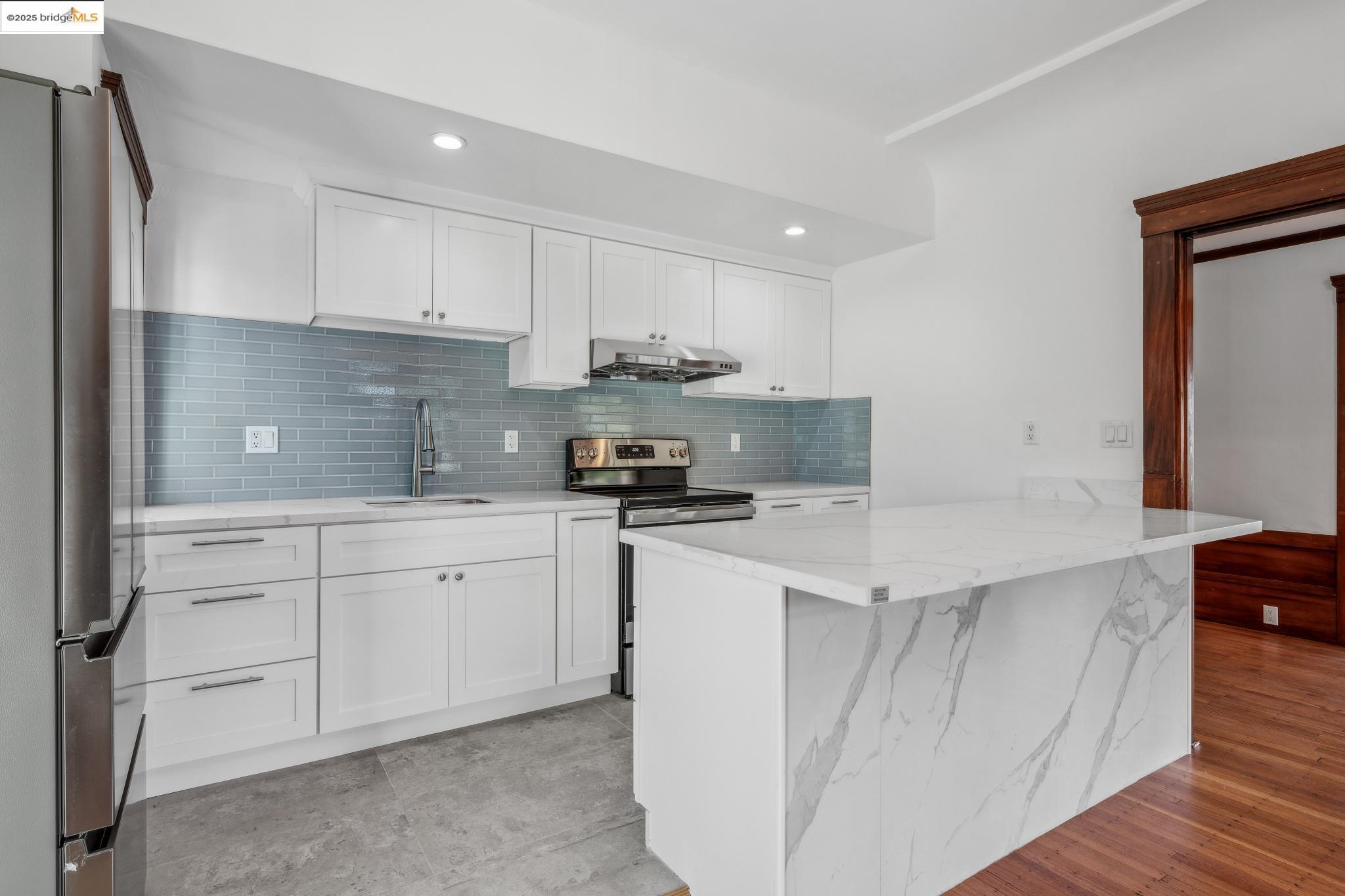 Detail Gallery Image 7 of 41 For 1001 Macarthur Blvd, Oakland,  CA 94610 - – Beds | – Baths