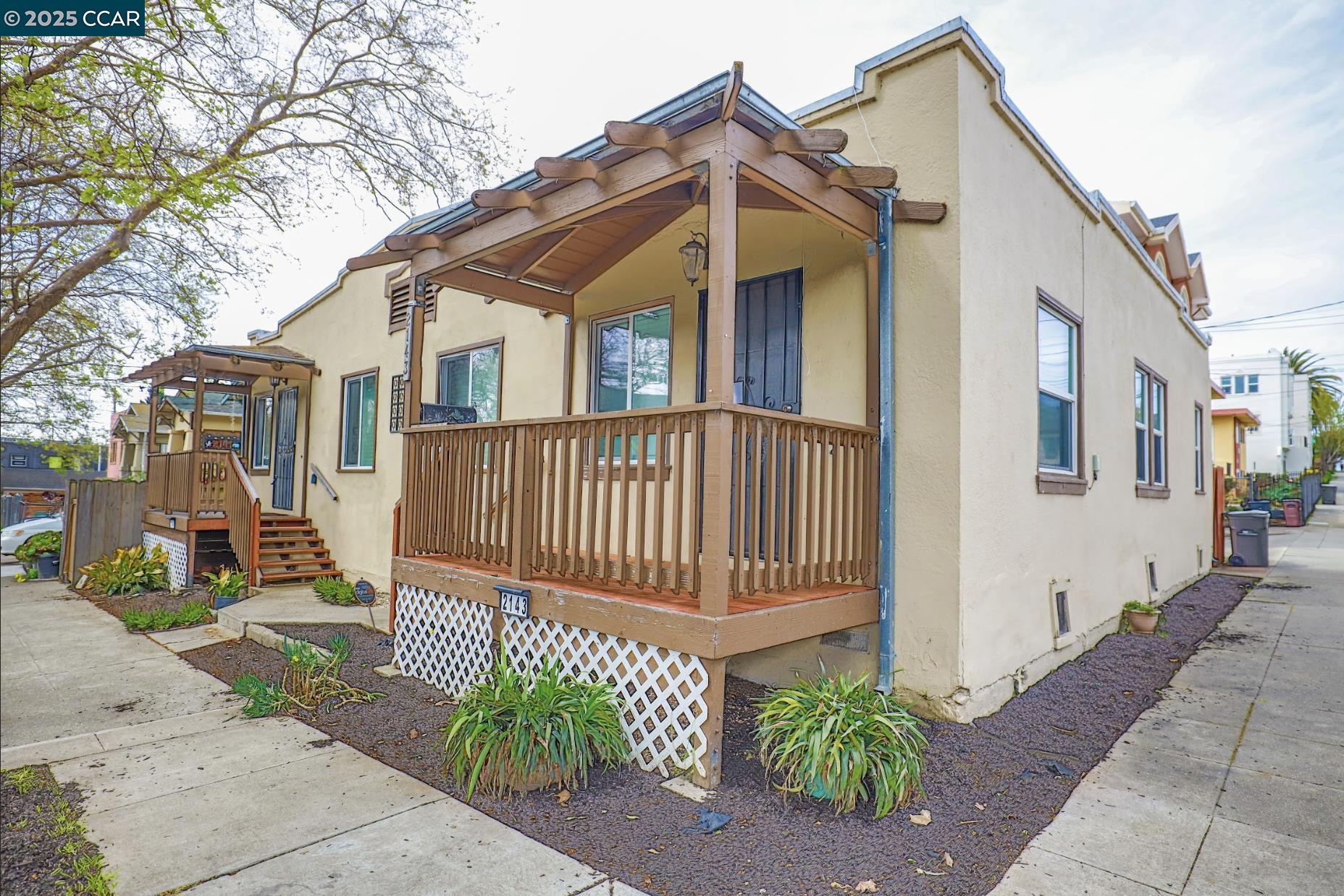Detail Gallery Image 1 of 12 For 2143 11th Ave, Oakland,  CA 94606 - 2 Beds | 1 Baths
