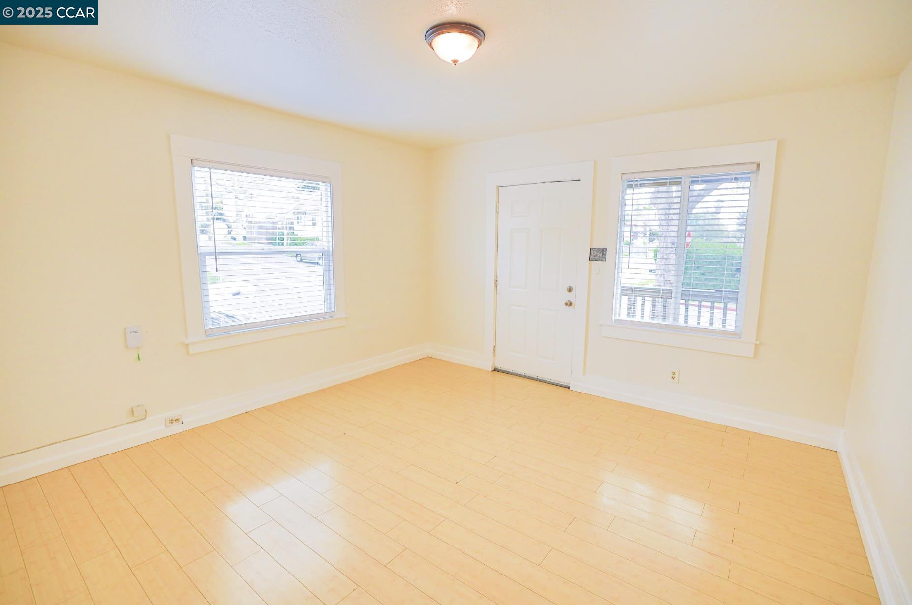 Detail Gallery Image 2 of 12 For 2143 11th Ave, Oakland,  CA 94606 - 2 Beds | 1 Baths