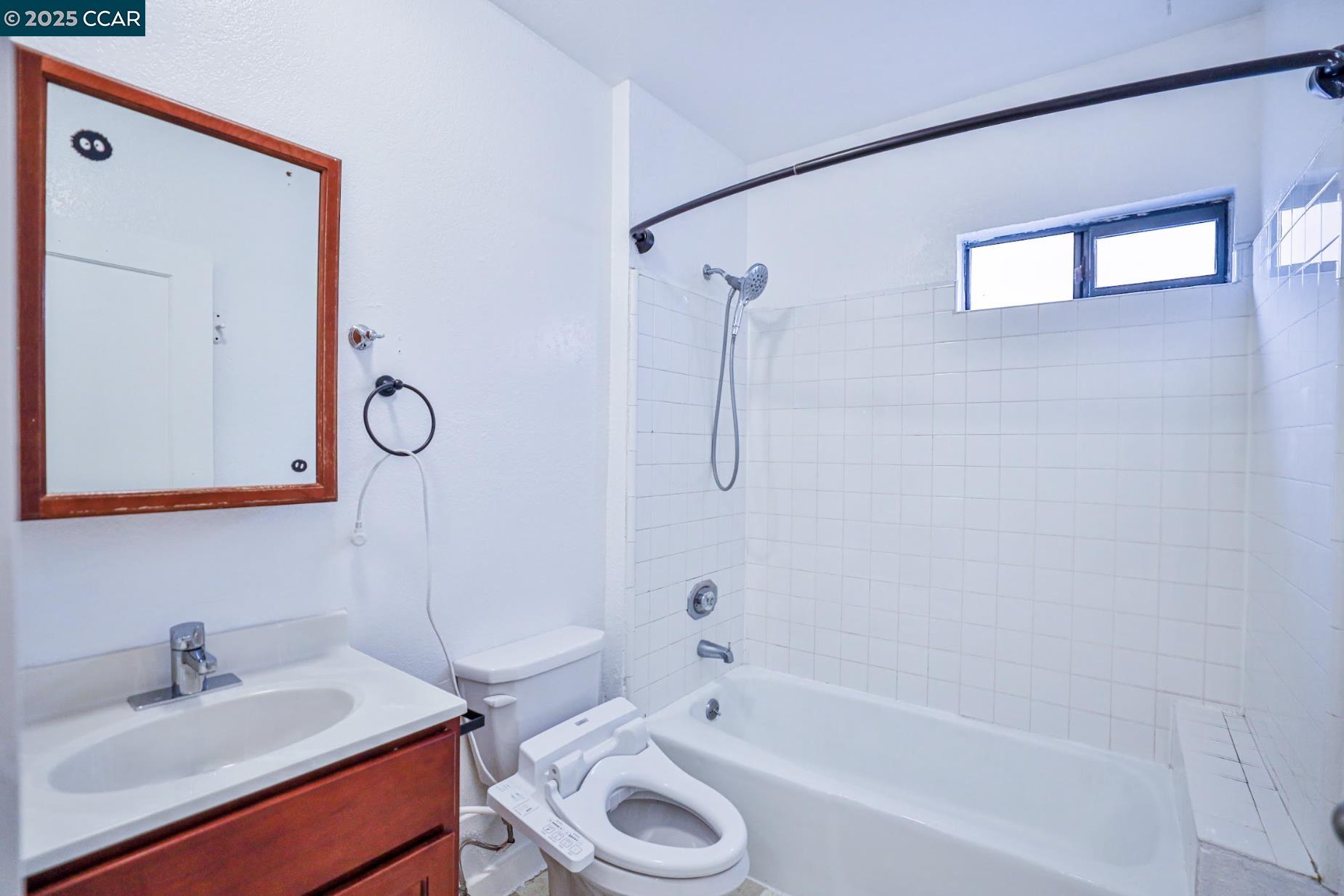 Detail Gallery Image 12 of 12 For 2143 11th Ave, Oakland,  CA 94606 - 2 Beds | 1 Baths