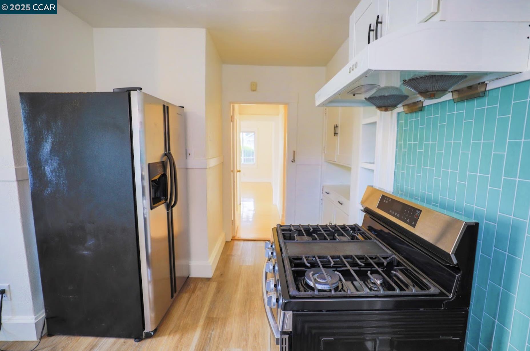 Detail Gallery Image 7 of 12 For 2143 11th Ave, Oakland,  CA 94606 - 2 Beds | 1 Baths