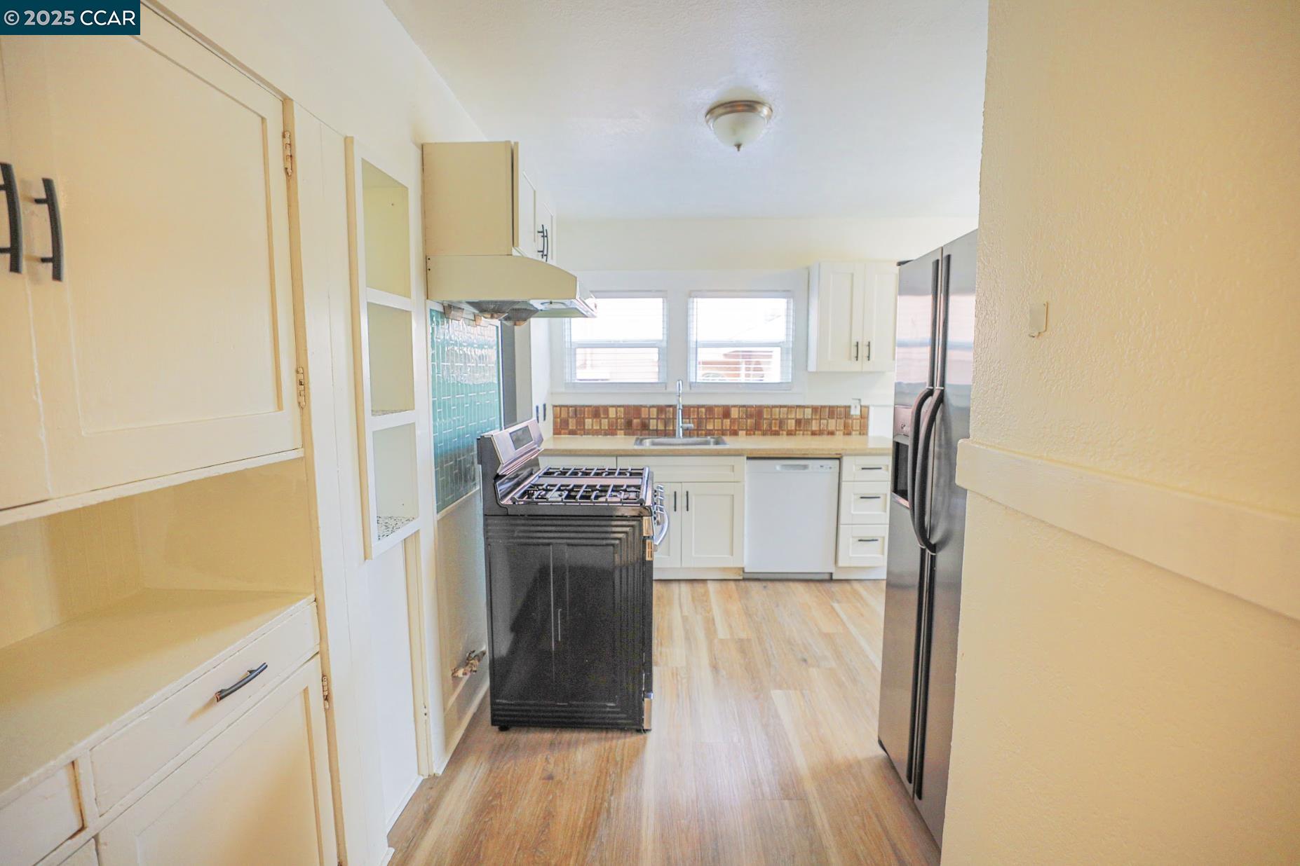 Detail Gallery Image 9 of 12 For 2143 11th Ave, Oakland,  CA 94606 - 2 Beds | 1 Baths