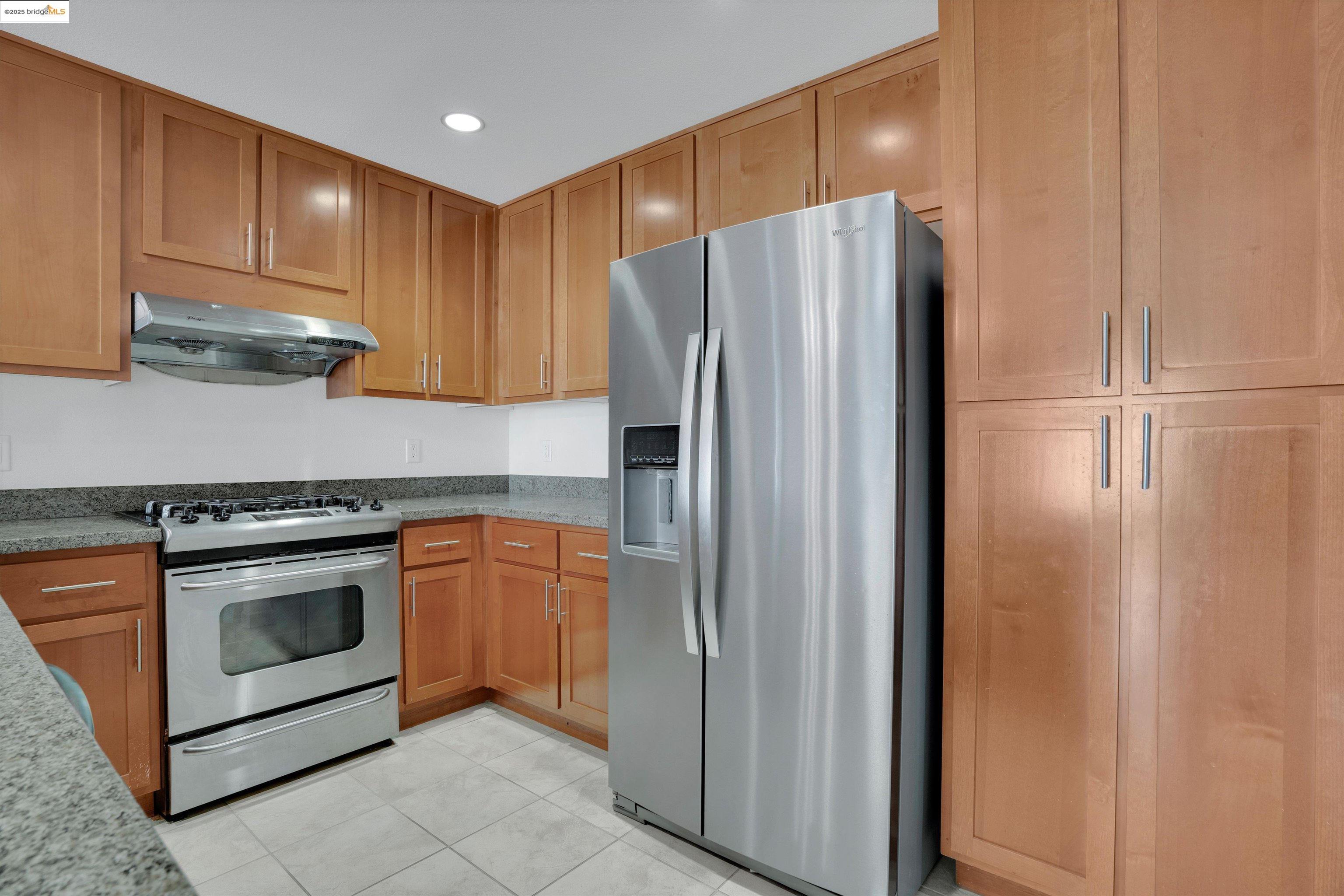 423 7Th St # 302, Oakland, California 94607, 2 Bedrooms Bedrooms, 5 Rooms Rooms,2 BathroomsBathrooms,Residential,For Sale,423 7Th St # 302,41082453