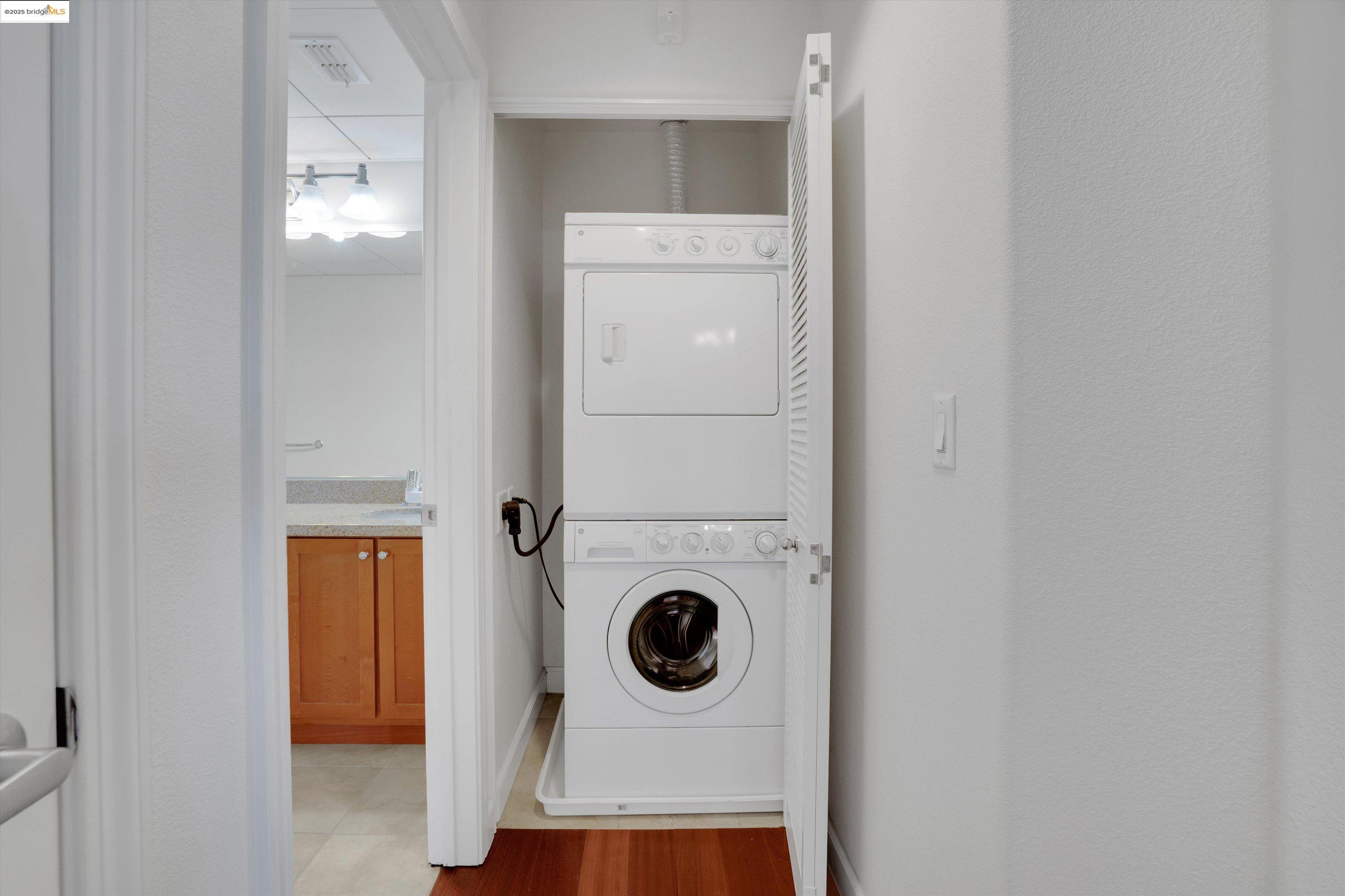 423 7Th St # 302, Oakland, California 94607, 2 Bedrooms Bedrooms, 5 Rooms Rooms,2 BathroomsBathrooms,Residential,For Sale,423 7Th St # 302,41082453