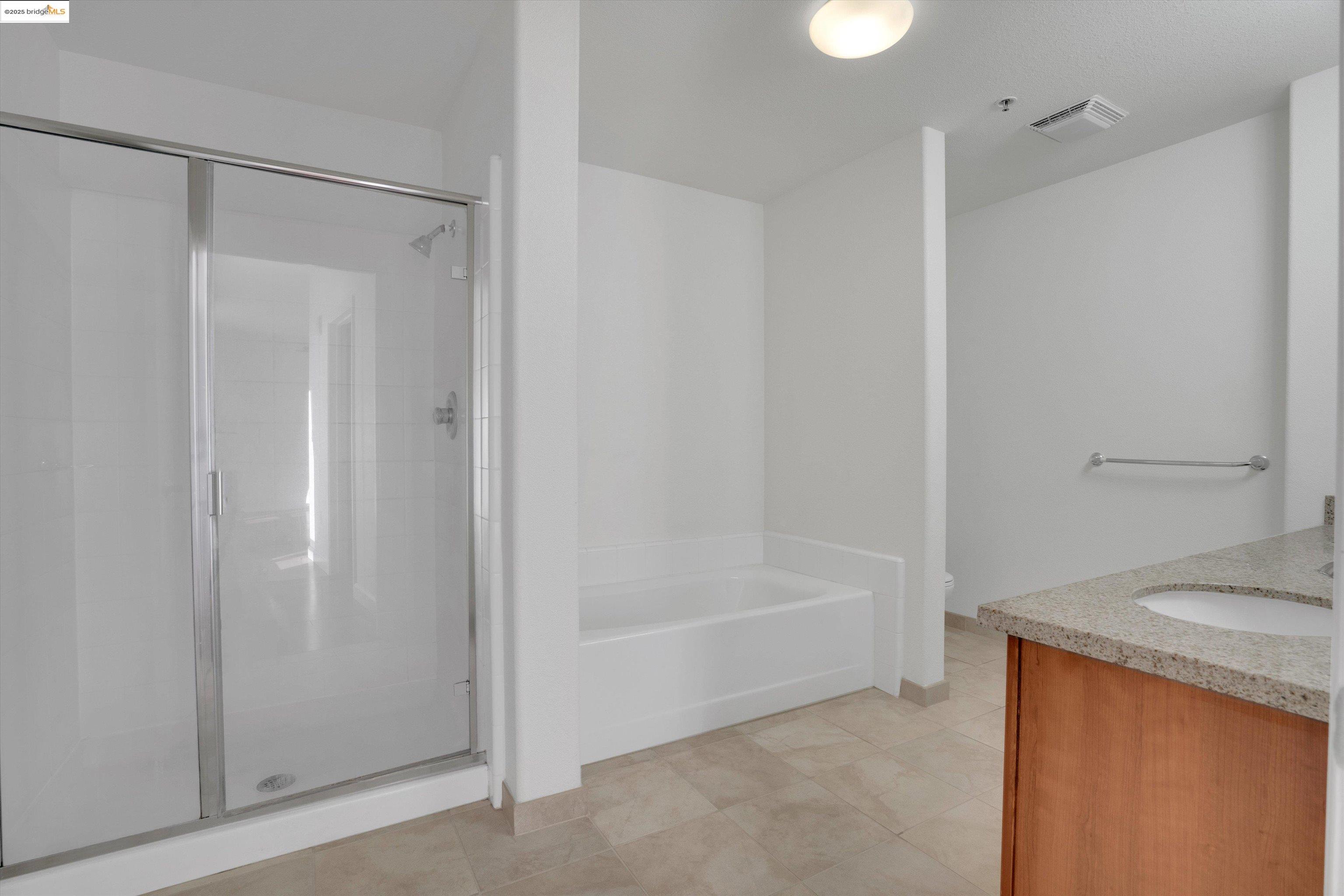 423 7Th St # 302, Oakland, California 94607, 2 Bedrooms Bedrooms, 5 Rooms Rooms,2 BathroomsBathrooms,Residential,For Sale,423 7Th St # 302,41082453