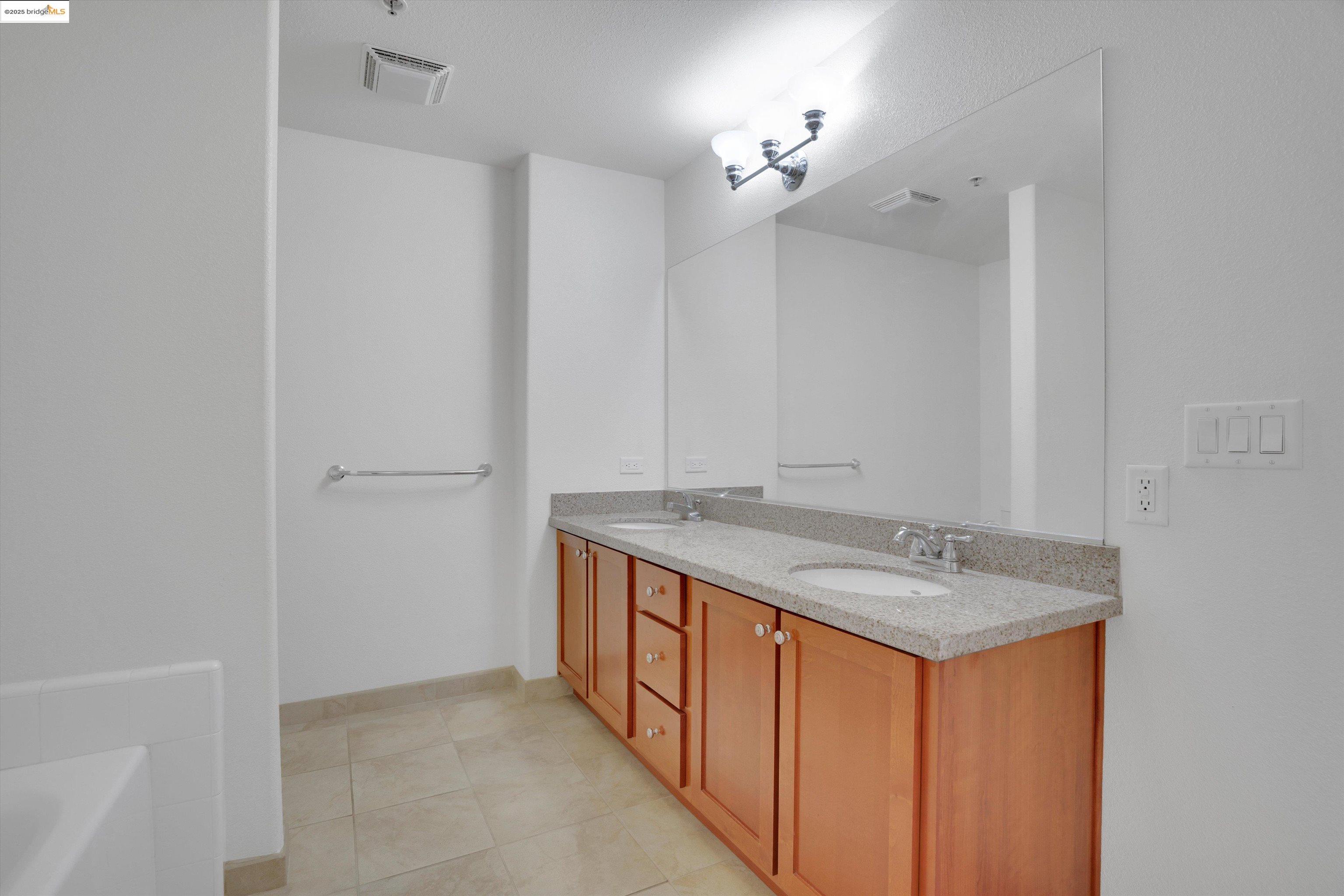 423 7Th St # 302, Oakland, California 94607, 2 Bedrooms Bedrooms, 5 Rooms Rooms,2 BathroomsBathrooms,Residential,For Sale,423 7Th St # 302,41082453