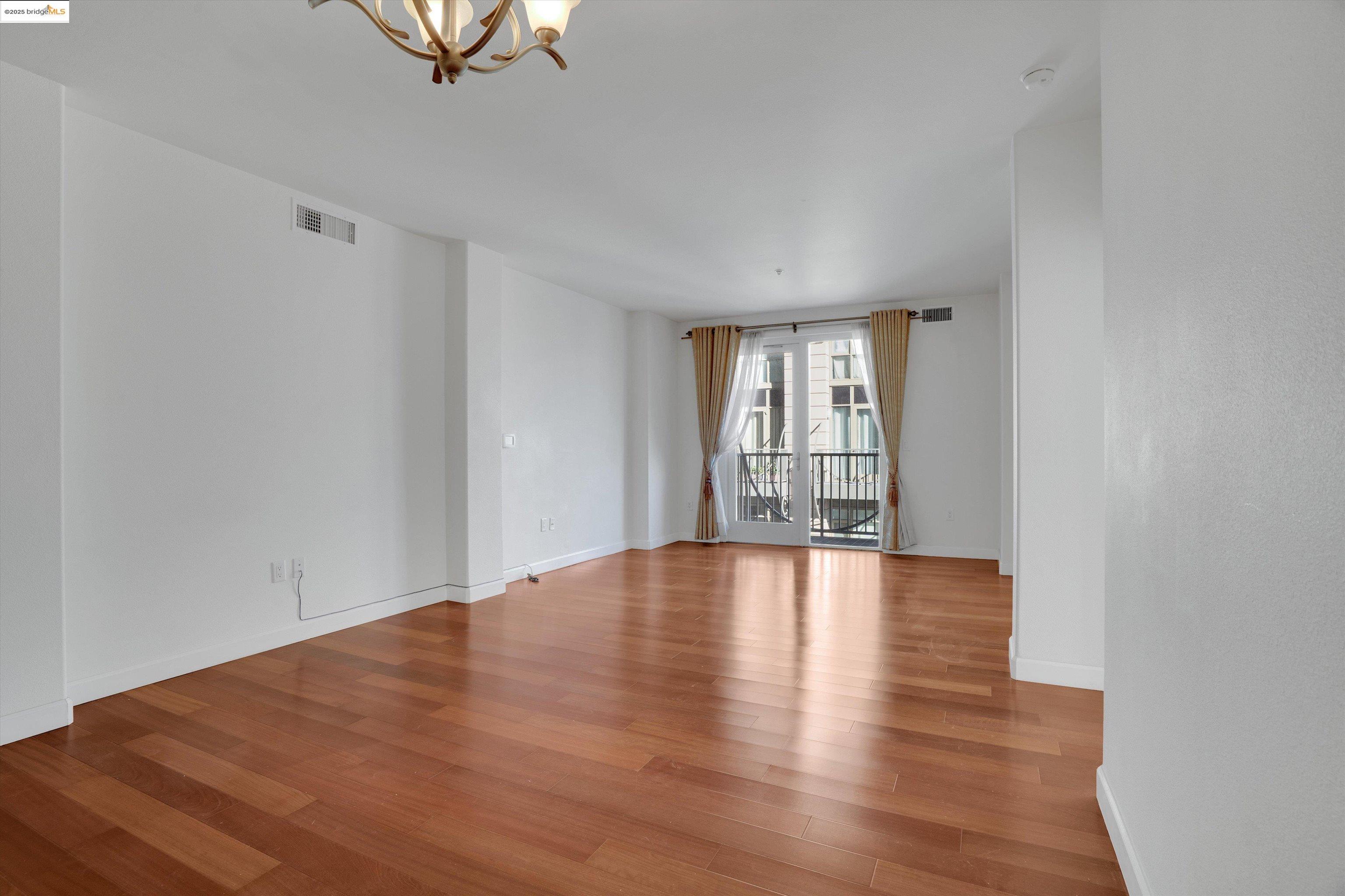 423 7Th St # 302, Oakland, California 94607, 2 Bedrooms Bedrooms, 5 Rooms Rooms,2 BathroomsBathrooms,Residential,For Sale,423 7Th St # 302,41082453