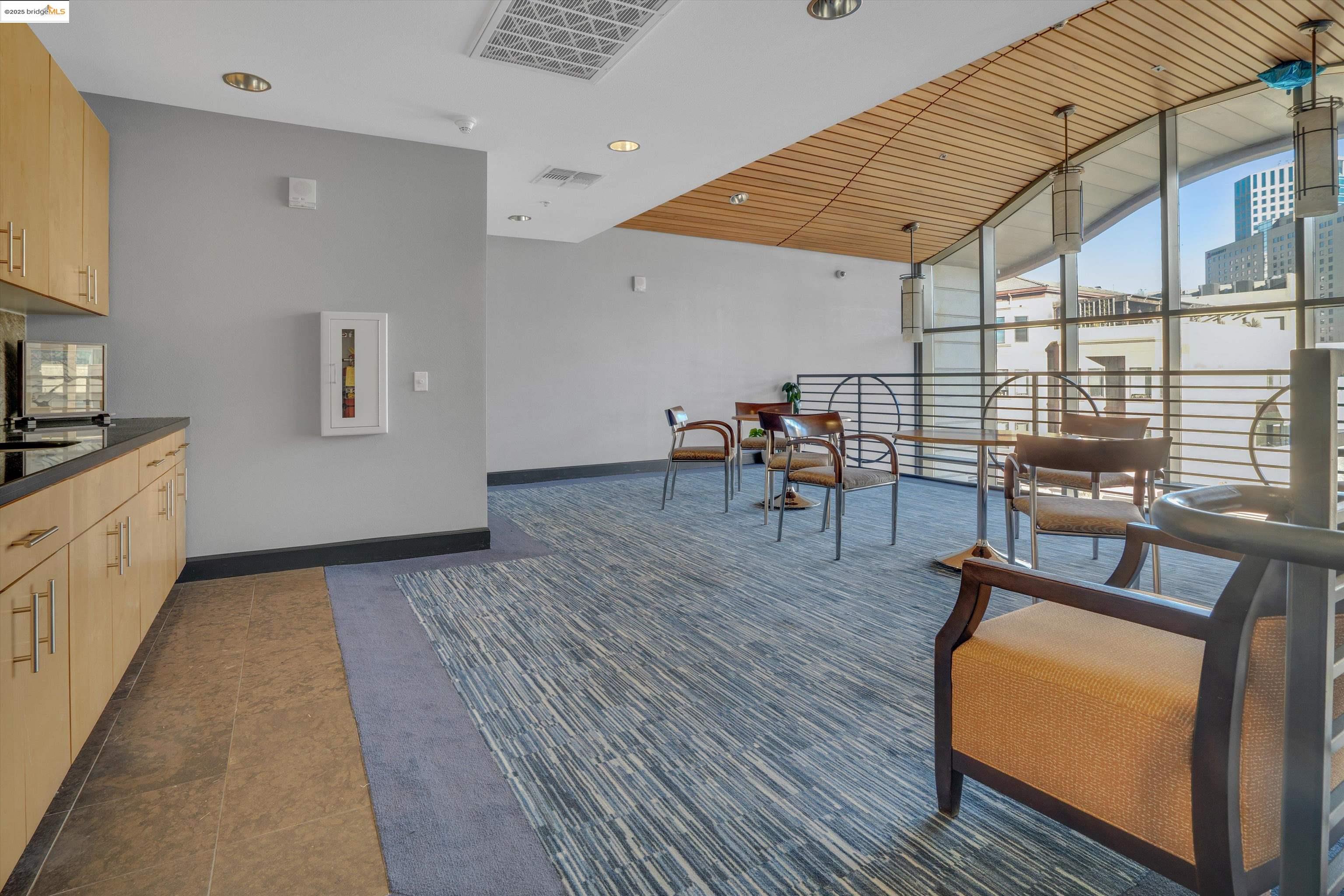 423 7Th St # 302, Oakland, California 94607, 2 Bedrooms Bedrooms, 5 Rooms Rooms,2 BathroomsBathrooms,Residential,For Sale,423 7Th St # 302,41082453
