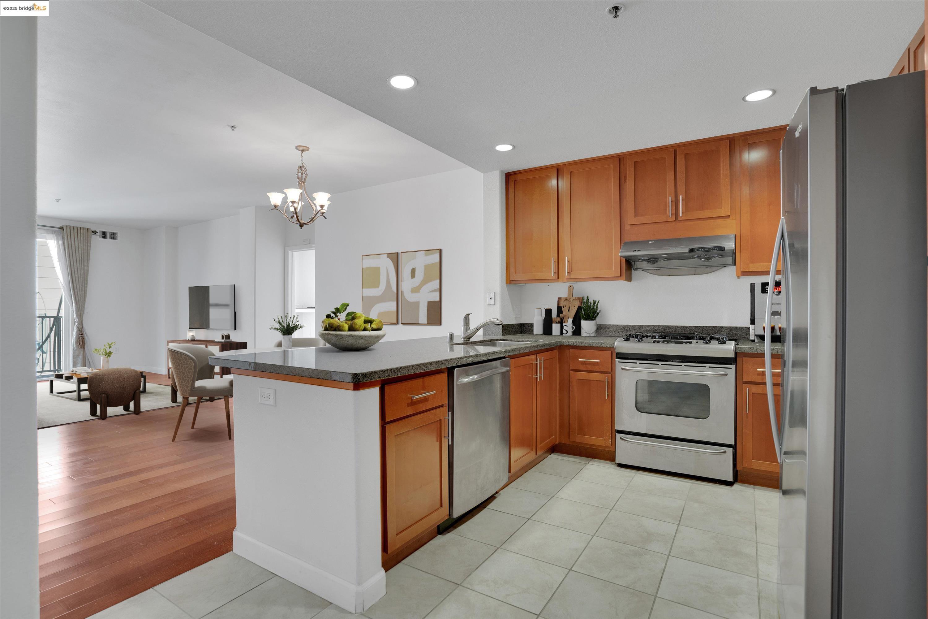 423 7Th St # 302, Oakland, California 94607, 2 Bedrooms Bedrooms, 5 Rooms Rooms,2 BathroomsBathrooms,Residential,For Sale,423 7Th St # 302,41082453
