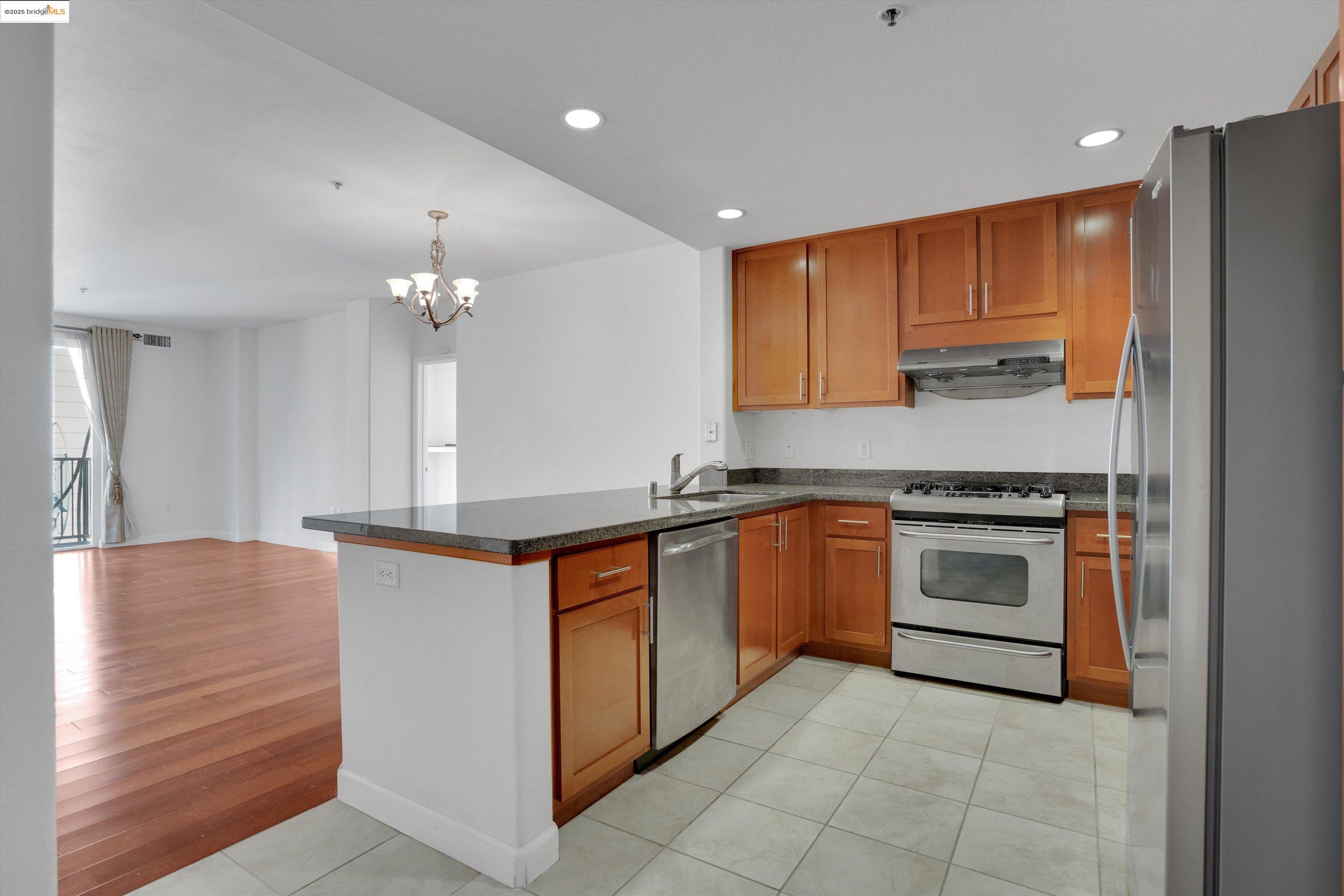 423 7Th St # 302, Oakland, California 94607, 2 Bedrooms Bedrooms, 5 Rooms Rooms,2 BathroomsBathrooms,Residential,For Sale,423 7Th St # 302,41082453