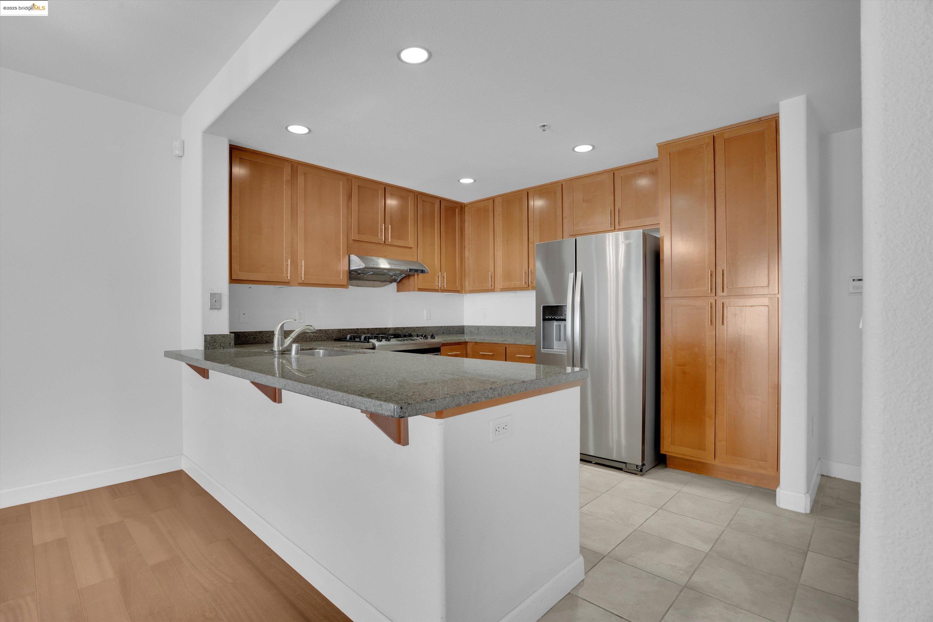 423 7Th St # 302, Oakland, California 94607, 2 Bedrooms Bedrooms, 5 Rooms Rooms,2 BathroomsBathrooms,Residential,For Sale,423 7Th St # 302,41082453