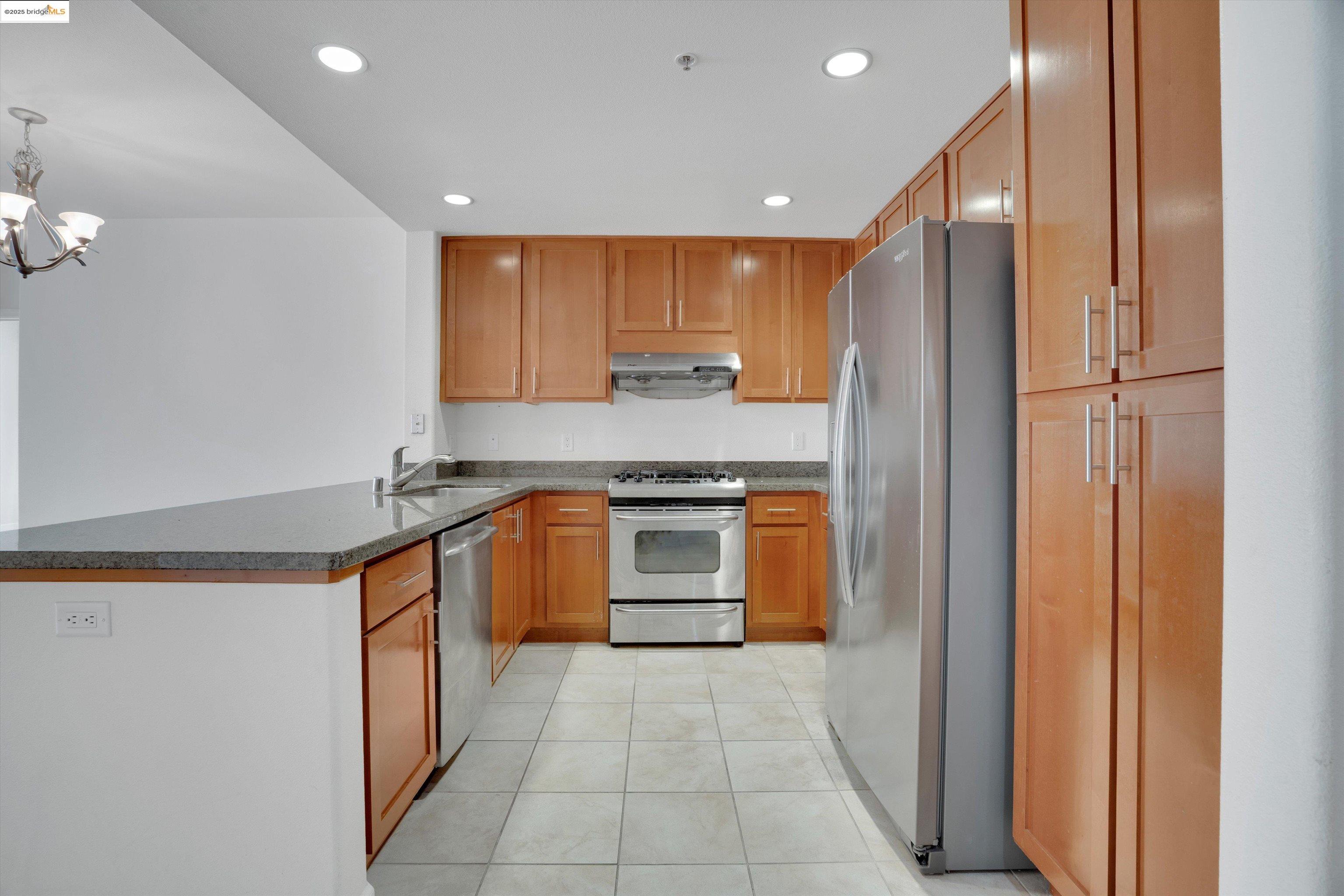 423 7Th St # 302, Oakland, California 94607, 2 Bedrooms Bedrooms, 5 Rooms Rooms,2 BathroomsBathrooms,Residential,For Sale,423 7Th St # 302,41082453