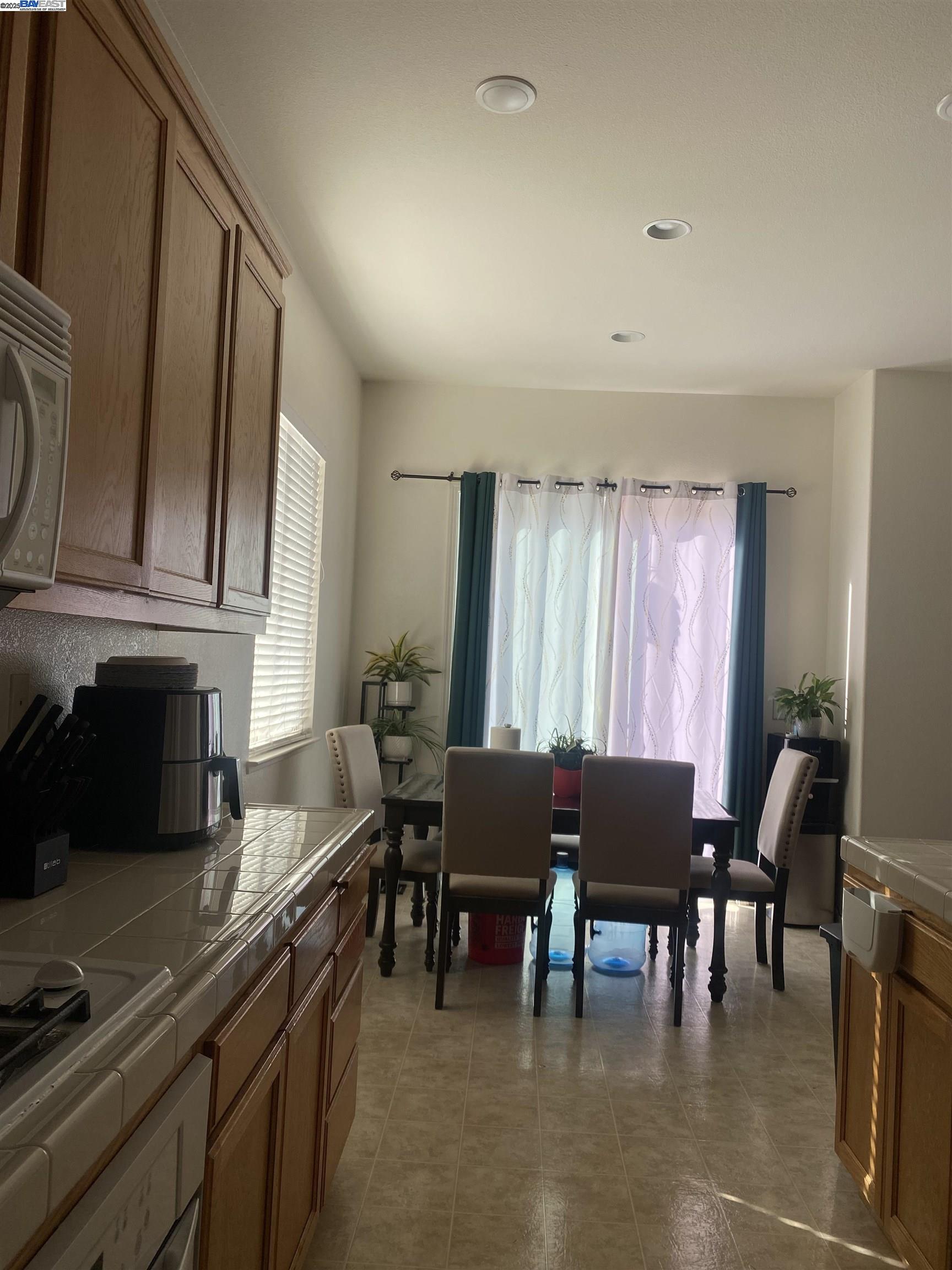 Detail Gallery Image 9 of 54 For 10937 Sea Cliff. Ct, Stockton,  CA 95209 - 4 Beds | 2 Baths