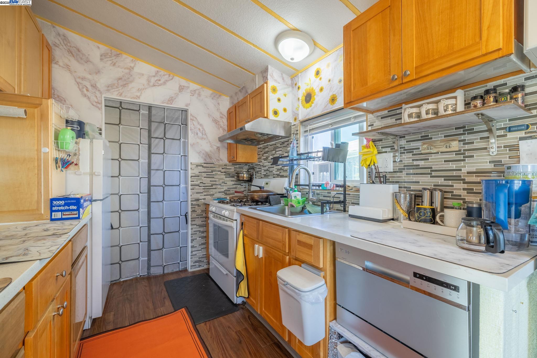 Detail Gallery Image 9 of 30 For 3998 Castro Valley Blvd #36,  Castro Valley,  CA 94546 - 2 Beds | 2 Baths