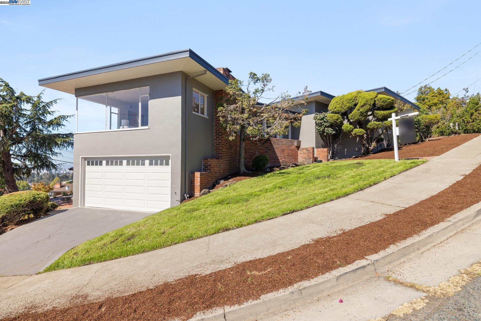 Detail Gallery Image 1 of 1 For 2655 Charleston St, Oakland,  CA 94602 - 3 Beds | 1/1 Baths