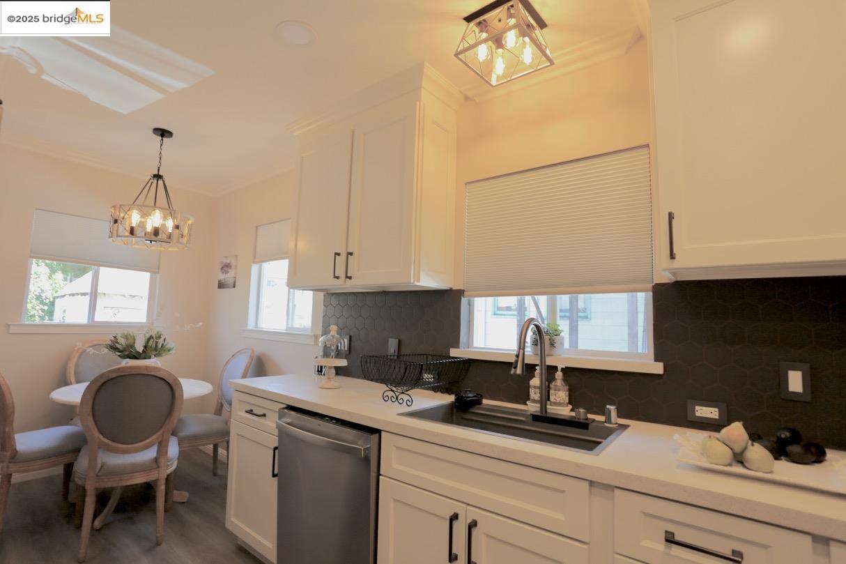 2594 Fruitvale Ave, Oakland, California 94601, 2 Bedrooms Bedrooms, 4 Rooms Rooms,1 BathroomBathrooms,Residential,For Sale,2594 Fruitvale Ave,41082569