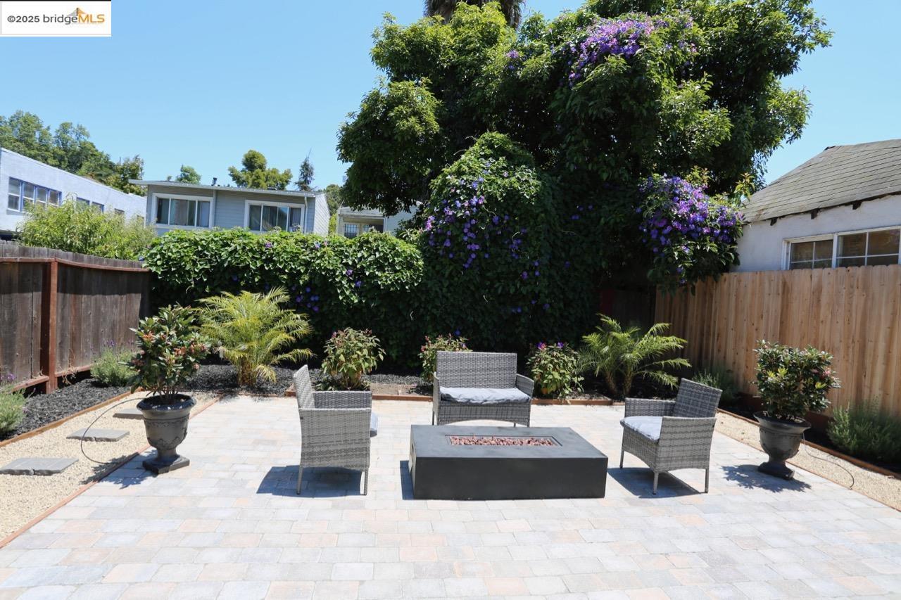 2594 Fruitvale Ave, Oakland, California 94601, 2 Bedrooms Bedrooms, 4 Rooms Rooms,1 BathroomBathrooms,Residential,For Sale,2594 Fruitvale Ave,41082569