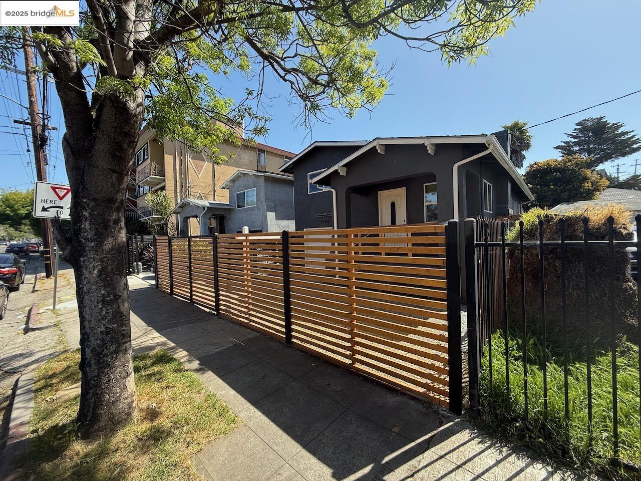 2594 Fruitvale Ave, Oakland, California 94601, 2 Bedrooms Bedrooms, 4 Rooms Rooms,1 BathroomBathrooms,Residential,For Sale,2594 Fruitvale Ave,41082569