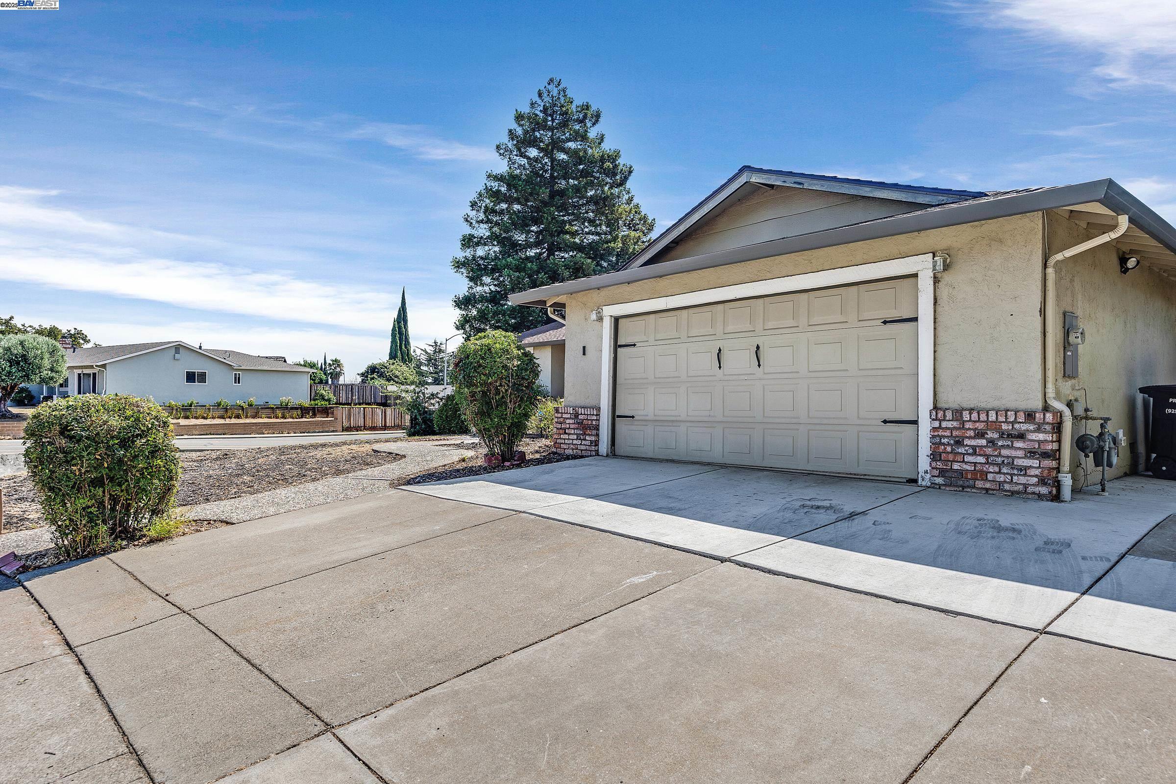 Detail Gallery Image 1 of 1 For 1 Kingswood Dr., Pittsburg,  CA 94565 - 4 Beds | 2 Baths