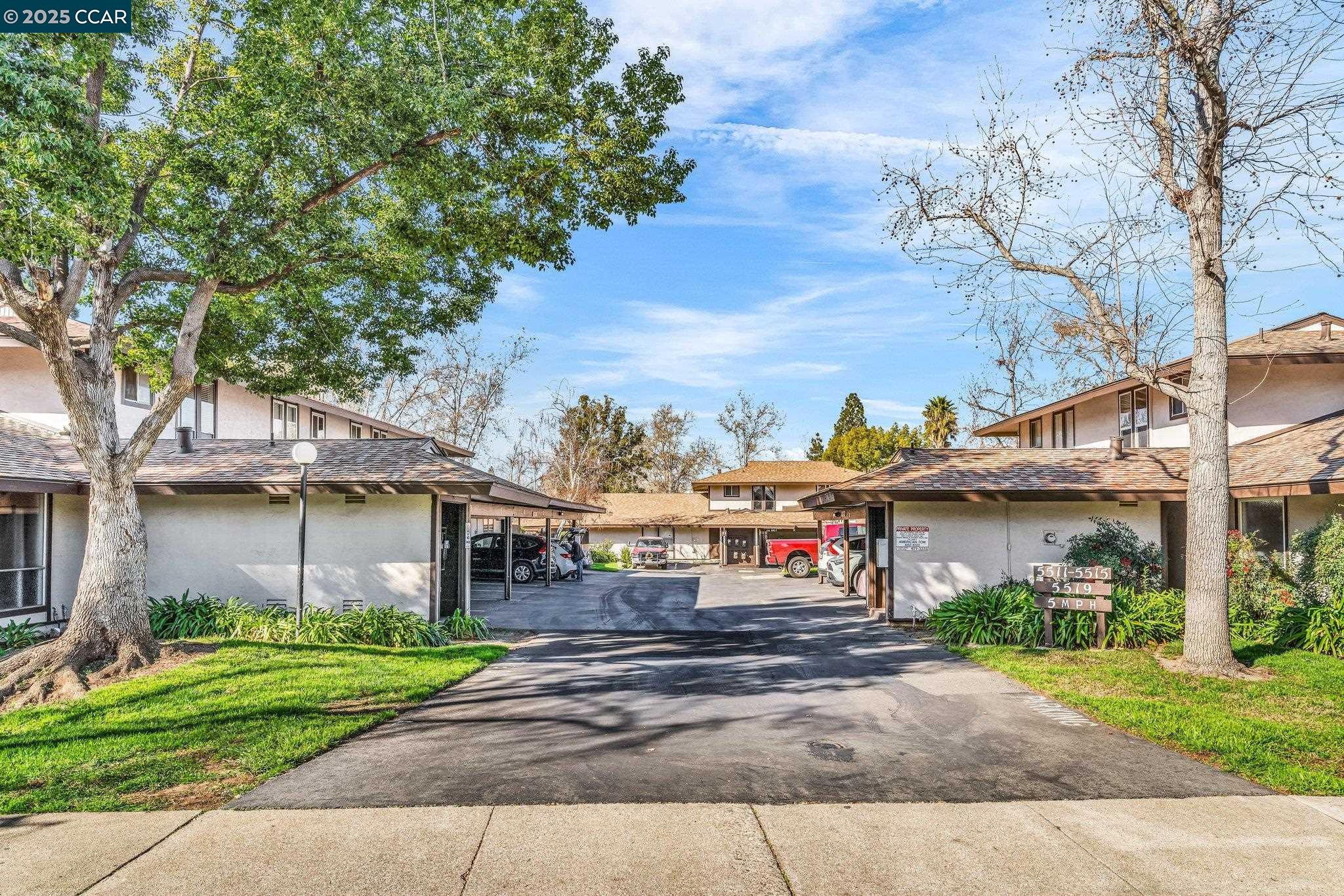 More Details about MLS # 41082758 : 5511 ROUNDTREE DR # C