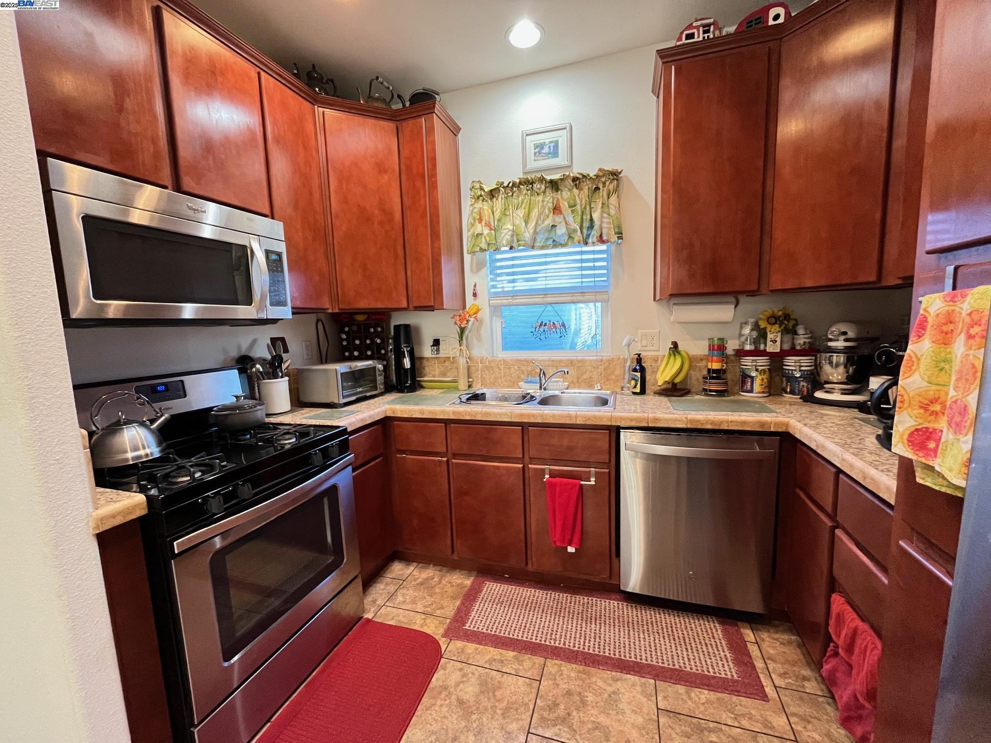 Detail Gallery Image 6 of 19 For 3015 E Bayshore Rd. #411 #411,  Redwood City,  CA 94063 - 4 Beds | 2 Baths