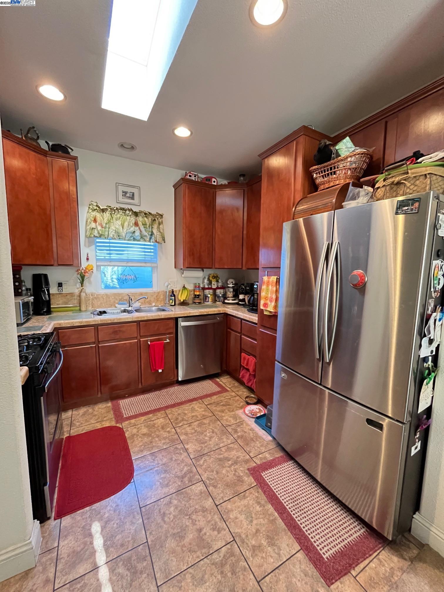 Detail Gallery Image 7 of 19 For 3015 E Bayshore Rd. #411 #411,  Redwood City,  CA 94063 - 4 Beds | 2 Baths