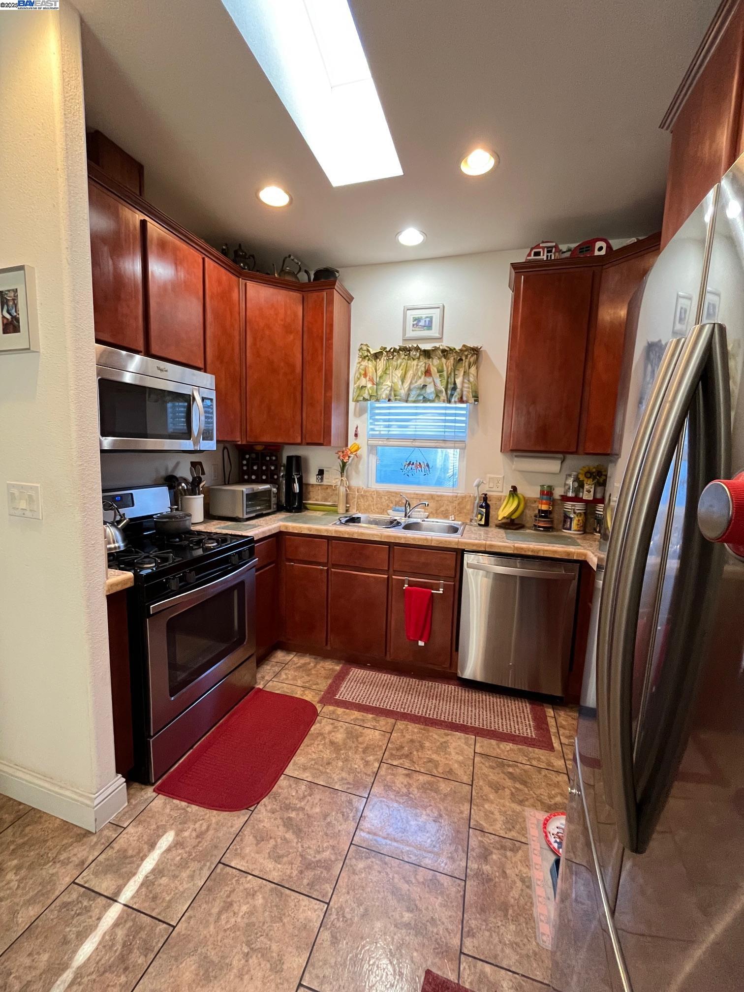 Detail Gallery Image 8 of 19 For 3015 E Bayshore Rd. #411 #411,  Redwood City,  CA 94063 - 4 Beds | 2 Baths