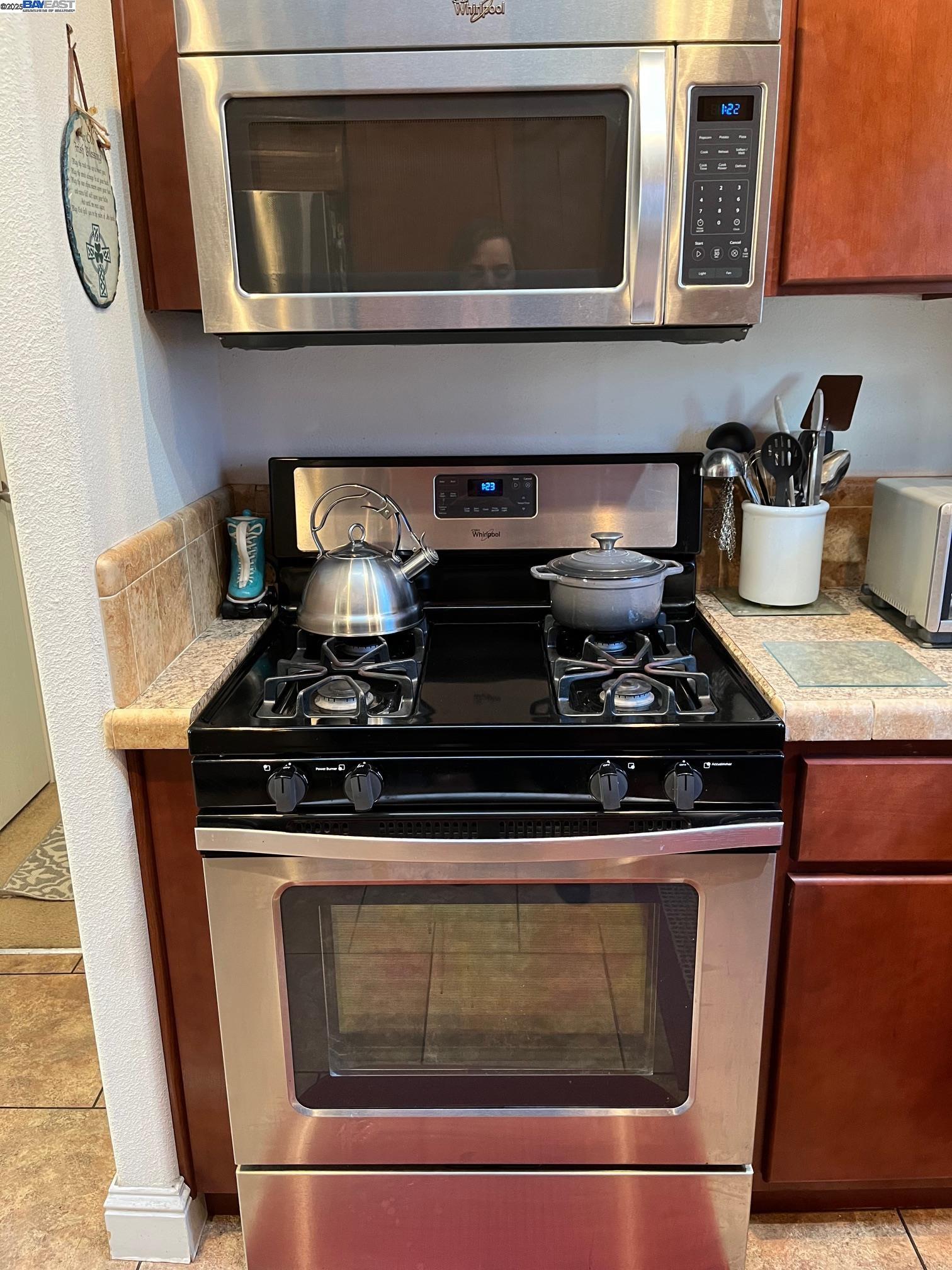 Detail Gallery Image 9 of 19 For 3015 E Bayshore Rd. #411 #411,  Redwood City,  CA 94063 - 4 Beds | 2 Baths