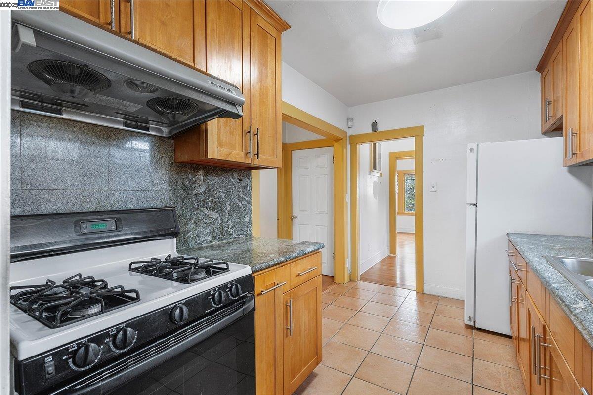 2407 19Th Ave, Oakland, California 94606, 2 Bedrooms Bedrooms, 4 Rooms Rooms,1 BathroomBathrooms,Residential,For Sale,2407 19Th Ave,41082940