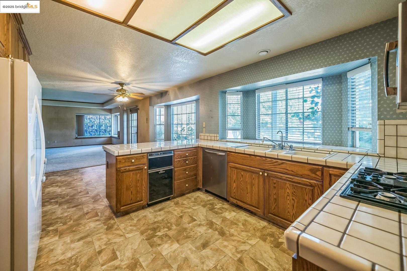 Detail Gallery Image 11 of 40 For 1720 Windjammer Ct, Lodi,  CA 95242 - 3 Beds | 2/1 Baths