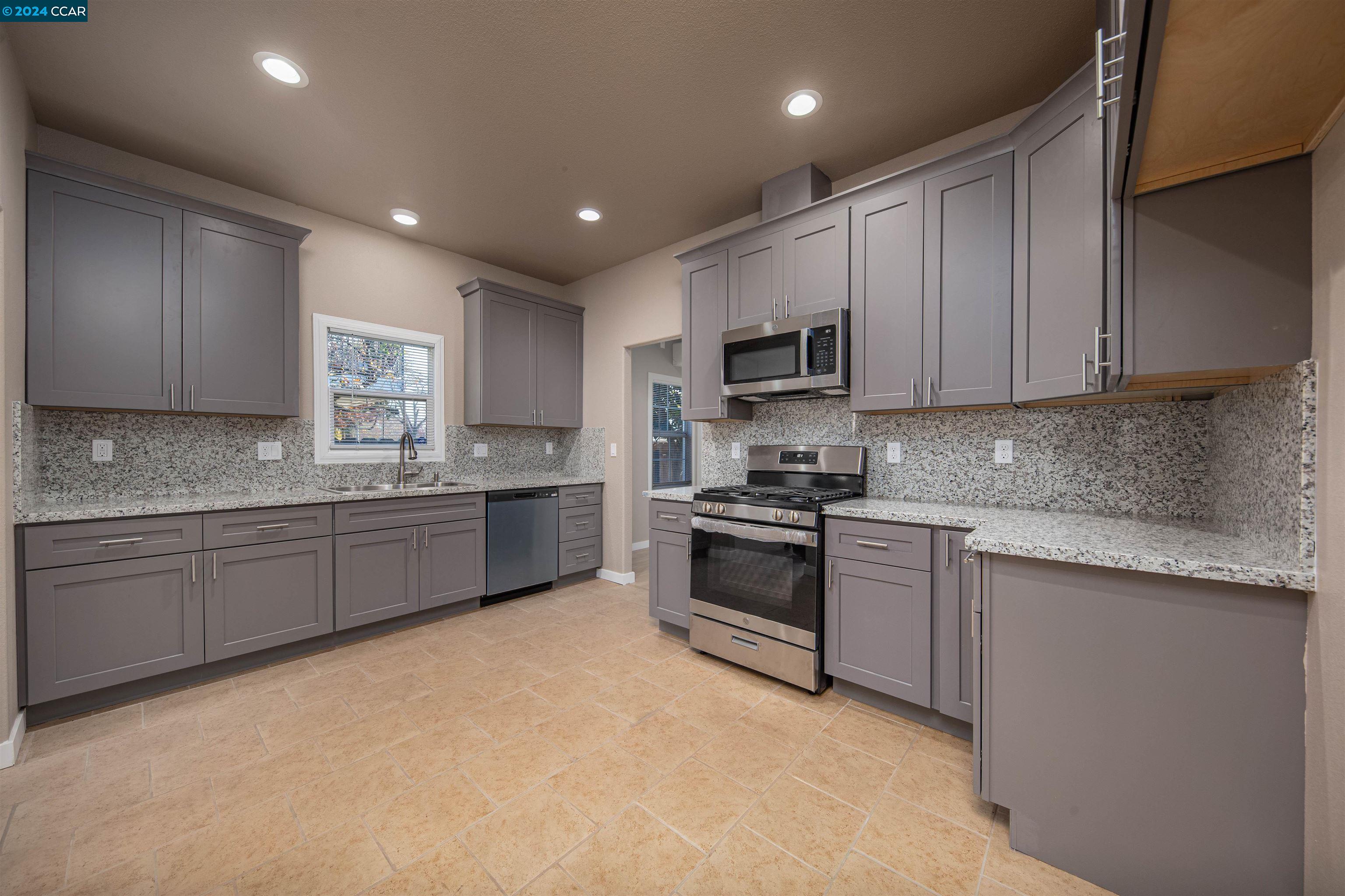 Detail Gallery Image 3 of 25 For 115 E Walnut St, Lodi,  CA 95240 - 3 Beds | 2/1 Baths