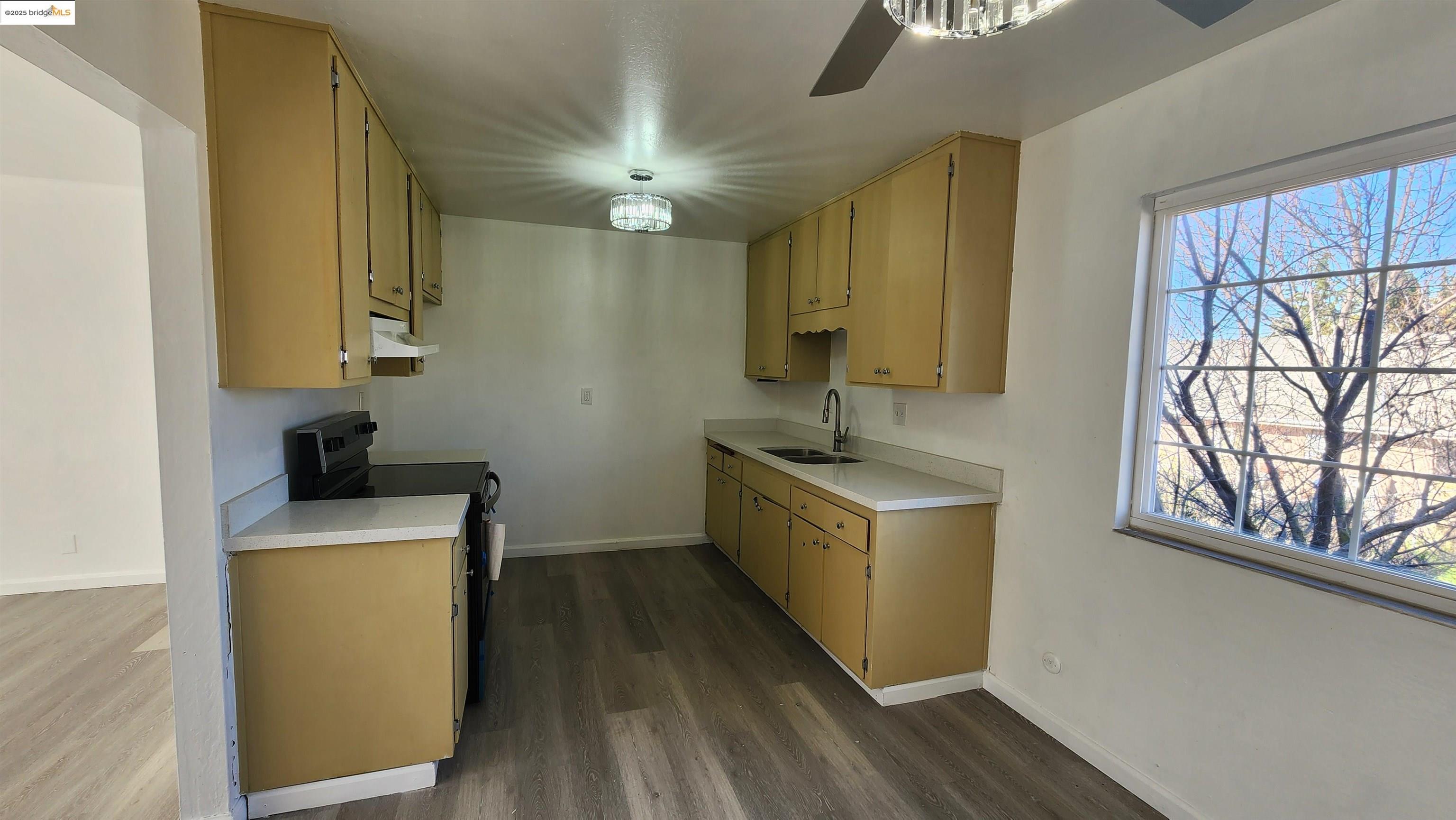 9220 Bancroft Ave # D, Oakland, California 94603, 3 Bedrooms Bedrooms, 6 Rooms Rooms,1 BathroomBathrooms,Residential Lease,For Rent,9220 Bancroft Ave # D,41083107