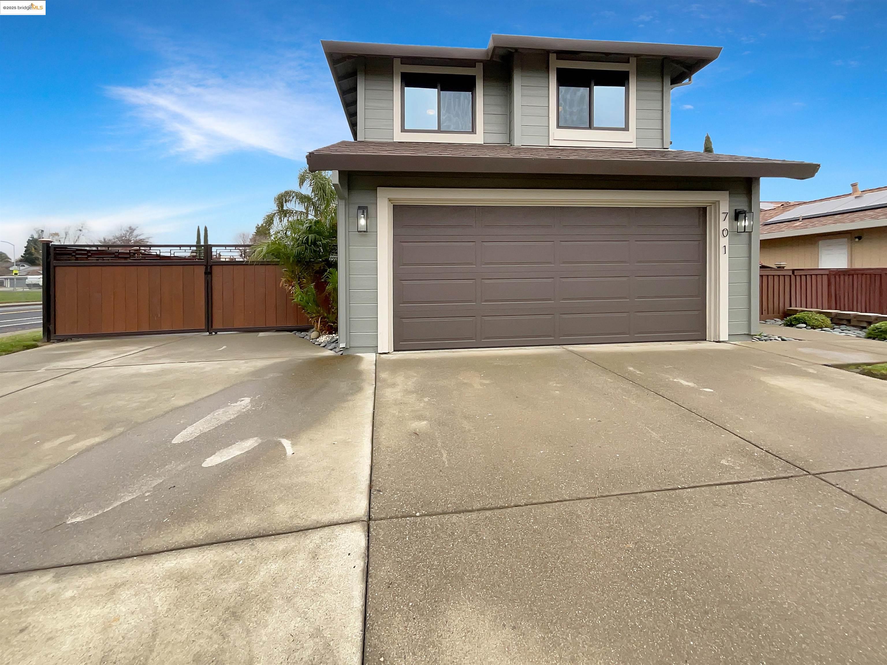 Detail Gallery Image 1 of 1 For 701 Peregrine Way, Vacaville,  CA 95687 - 3 Beds | 2/1 Baths