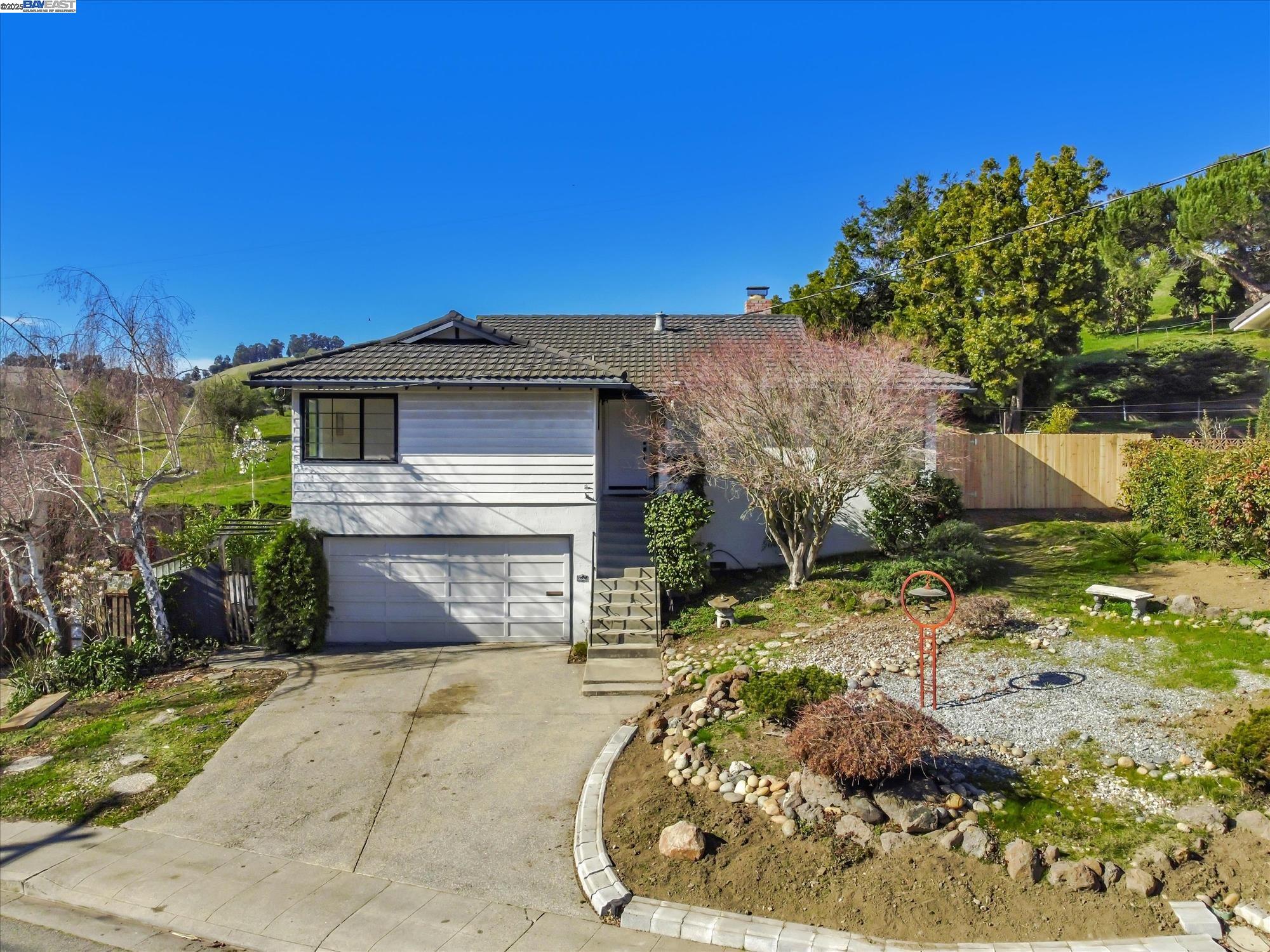 Detail Gallery Image 1 of 1 For 3530 Arcadian Ct, Castro Valley,  CA 94546 - 3 Beds | 2/1 Baths