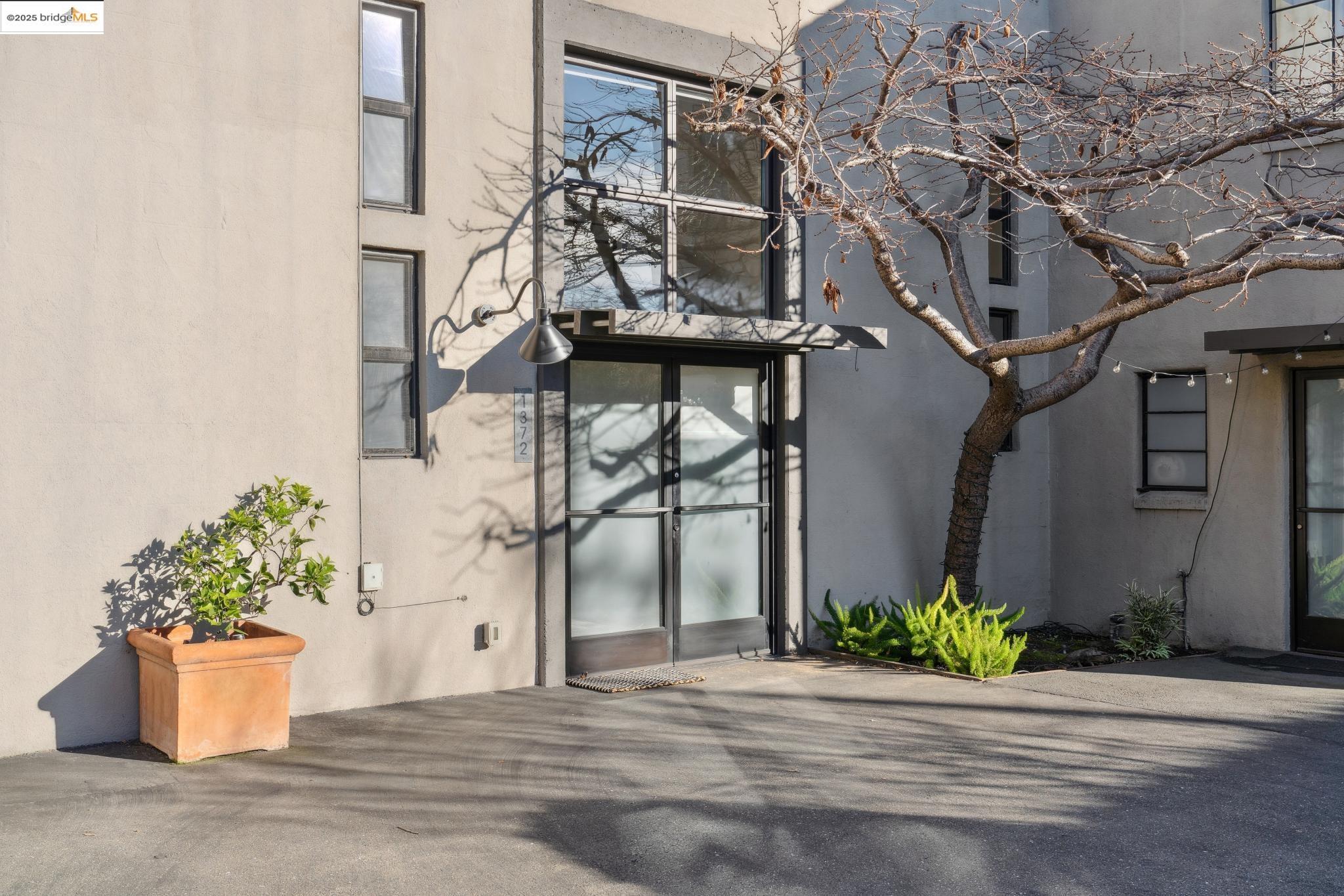 Detail Gallery Image 1 of 1 For 1372 Ocean Ave, Emeryville,  CA 94608 - 2 Beds | 1/1 Baths