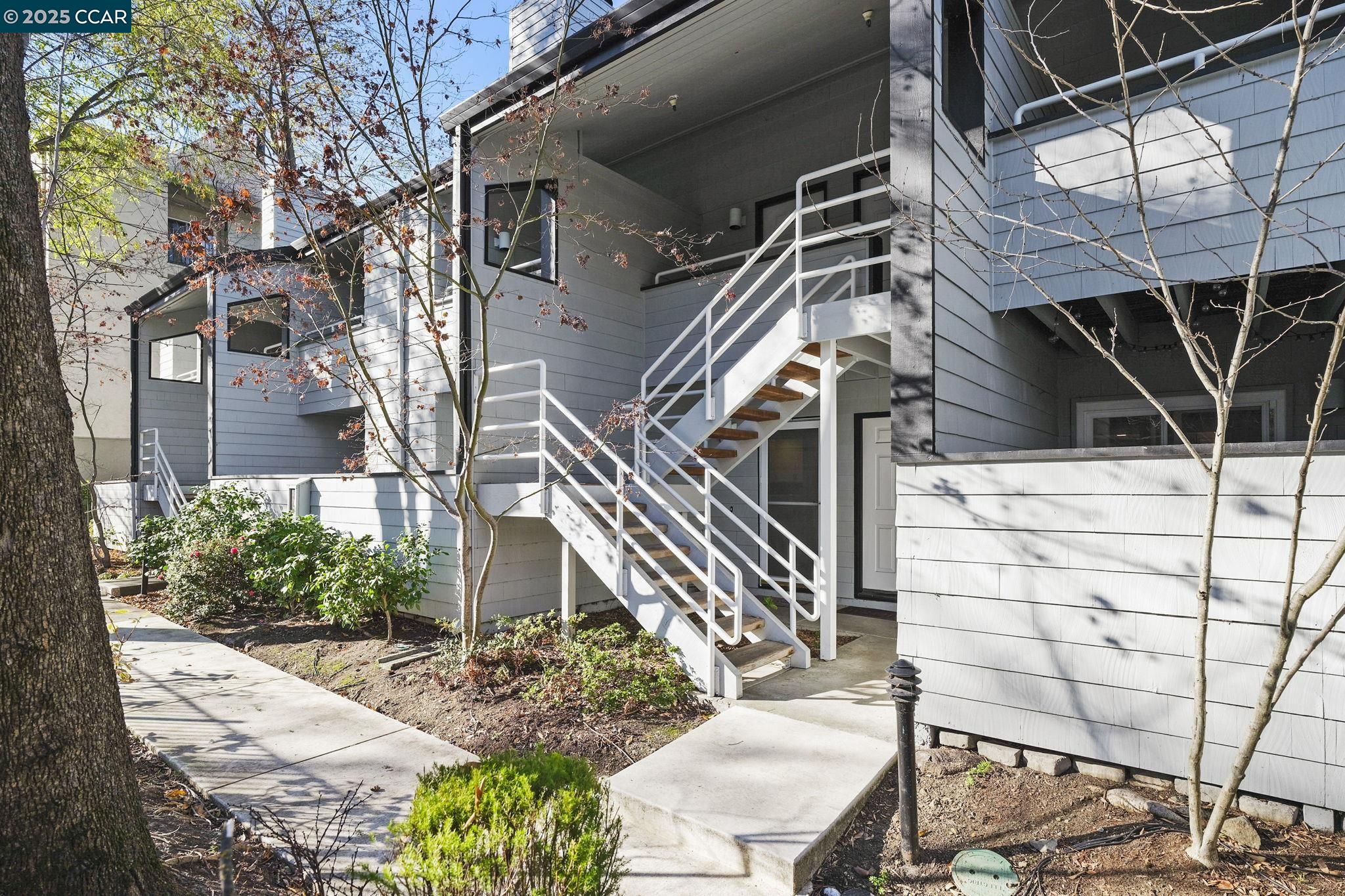 More Details about MLS # 41083328 : 3193 WAYSIDE PLZ # 31
