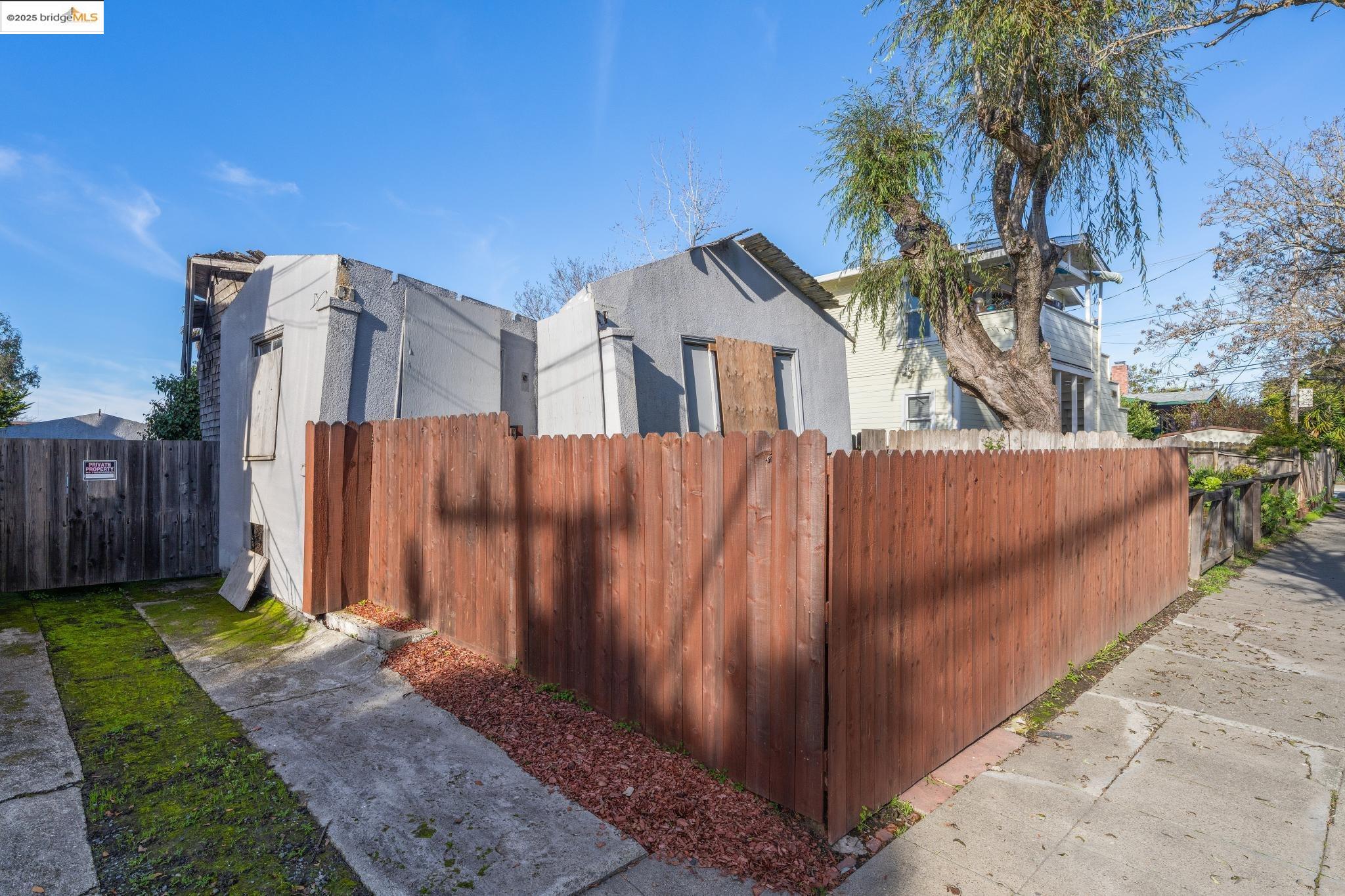 Detail Gallery Image 1 of 25 For 3032 Mabel St, Berkeley,  CA 94702 - 2 Beds | 1 Baths