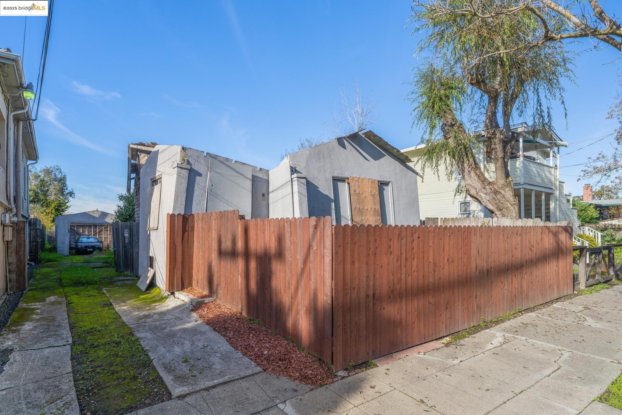 Detail Gallery Image 2 of 25 For 3032 Mabel St, Berkeley,  CA 94702 - 2 Beds | 1 Baths
